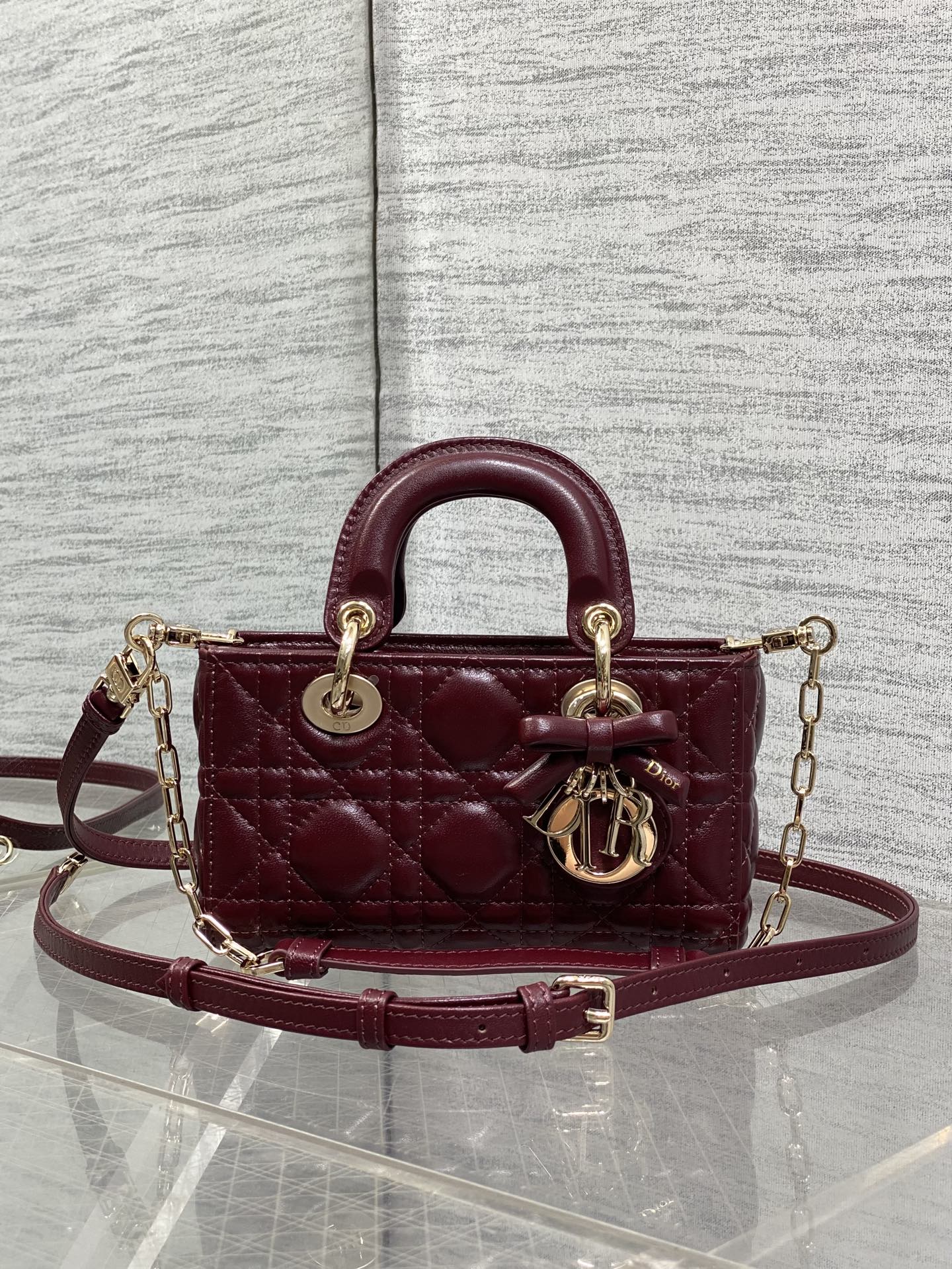 NO:938805,Maroon mini ready-made D-Joy bag latest bow sheepskin 2026 fashion is indeed reincarnation, returning to the medieval Princess Diana rectangular bag shape, short chain and slender shoulder straps directly to the gods!  !  It has a strong sense of retro fashion. It can be used in any occasion. It is definitely the ceiling among ladies. It is a strong presence in the circle, sisters. Size; 16*5.5*10cm, new bow bag, sheepskin, Hermes,19860909枣红迷你现货 D-Joy bag最新蝴蝶结羊皮2026款时尚果然就是轮回,回归了一把中古戴妃长方包形,短链条细长肩带直接封神！！复古时髦感超强,真是什么场合都可以把住绝对是lady中的天花板了,强势出圈啦姐妹们 Size；16*5.5*10cm,新款蝴蝶结包,sheepskin,Hermes,,Bag