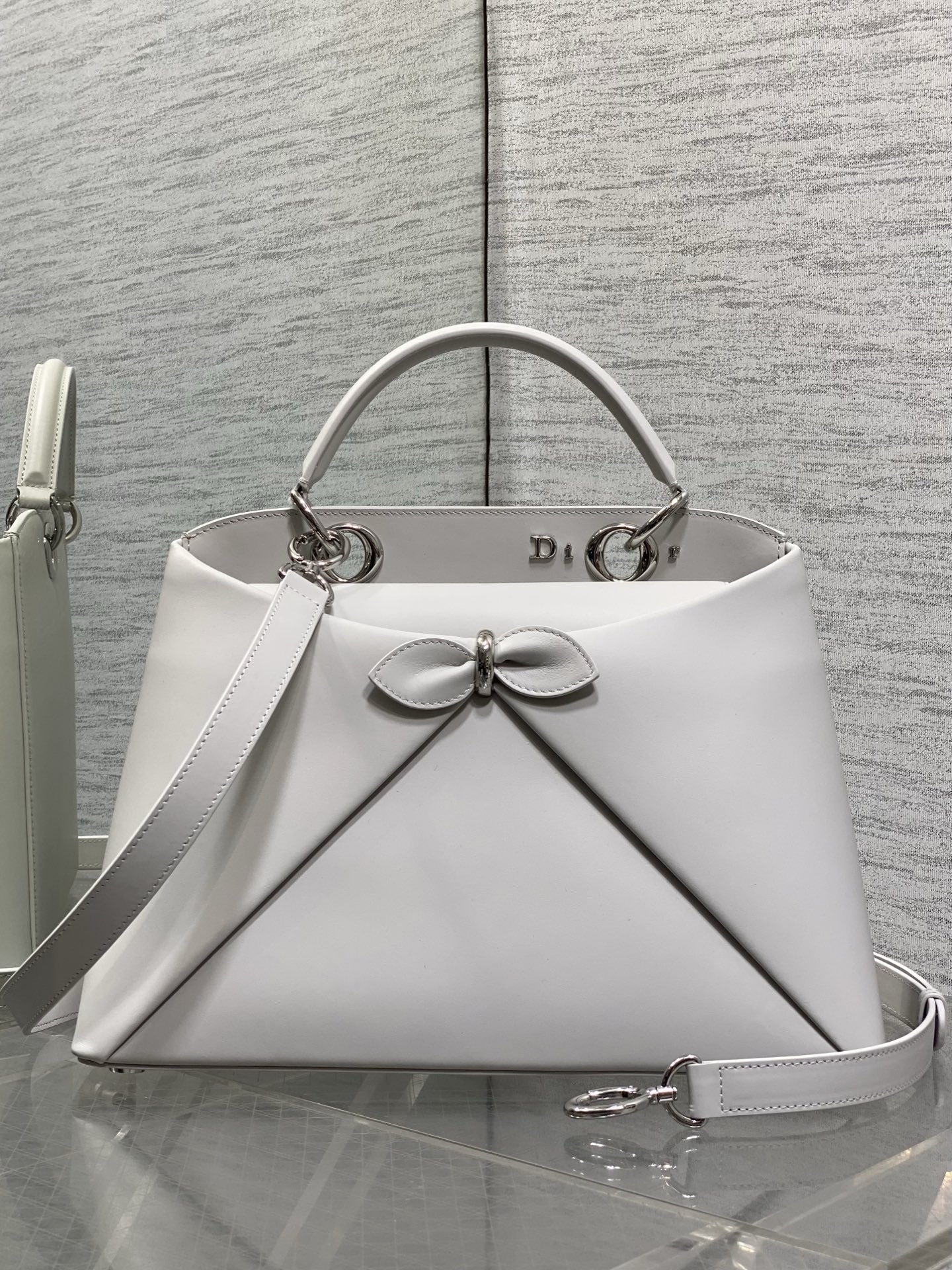 NO:938942,Large size in stock Dior2026 latest bow handbag, welded 'bow' into the series. Bow is no longer a sweet feeling for little girls. The newly designed outline and shape, rich color matching, suitable for many people, have just the right balance of sweet and cool. 0738 Size33.5*23*10.5cm, new bow bag, dior, Hermes,19860909大号现货 Dior2026最新蝴蝶结手提包,把“蝴蝶结”焊在系列里.蝴蝶结也不再是小女生的甜腻感,新设计的轮廓与造型,配色 丰富 适配多人 ,甜酷平衡得刚好.0738 Size33.5*23*10.5cm,新款蝴蝶结包,dior,Hermes,,Bag