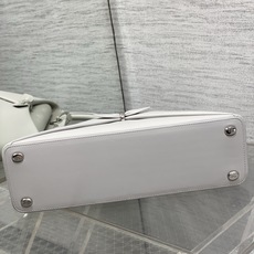 大号现货‼️ Dior2026最新蝴蝶结手提包,把“蝴蝶结”焊在系列里.蝴蝶结也不再是小女生的甜腻感,新设计的轮廓与造型 大号现货‼️ Dior2026最新蝴蝶结手提包,把“蝴蝶结”焊在系列里.蝴蝶结也不再是小女生的甜腻感,新设计的轮廓与造型