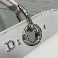 大号现货‼️ Dior2026最新蝴蝶结手提包,把“蝴蝶结”焊在系列里.蝴蝶结也不再是小女生的甜腻感,新设计的轮廓与造型 大号现货‼️ Dior2026最新蝴蝶结手提包,把“蝴蝶结”焊在系列里.蝴蝶结也不再是小女生的甜腻感,新设计的轮廓与造型
