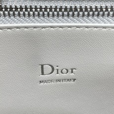 小号现货‼️ Dior2026最新蝴蝶结手提包,把“蝴蝶结”焊在系列里.蝴蝶结也不再是小女生的甜腻感,新设计的轮廓与造型 小号现货‼️ Dior2026最新蝴蝶结手提包,把“蝴蝶结”焊在系列里.蝴蝶结也不再是小女生的甜腻感,新设计的轮廓与造型