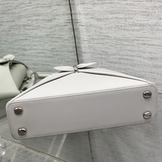 小号现货‼️ Dior2026最新蝴蝶结手提包,把“蝴蝶结”焊在系列里.蝴蝶结也不再是小女生的甜腻感,新设计的轮廓与造型 小号现货‼️ Dior2026最新蝴蝶结手提包,把“蝴蝶结”焊在系列里.蝴蝶结也不再是小女生的甜腻感,新设计的轮廓与造型