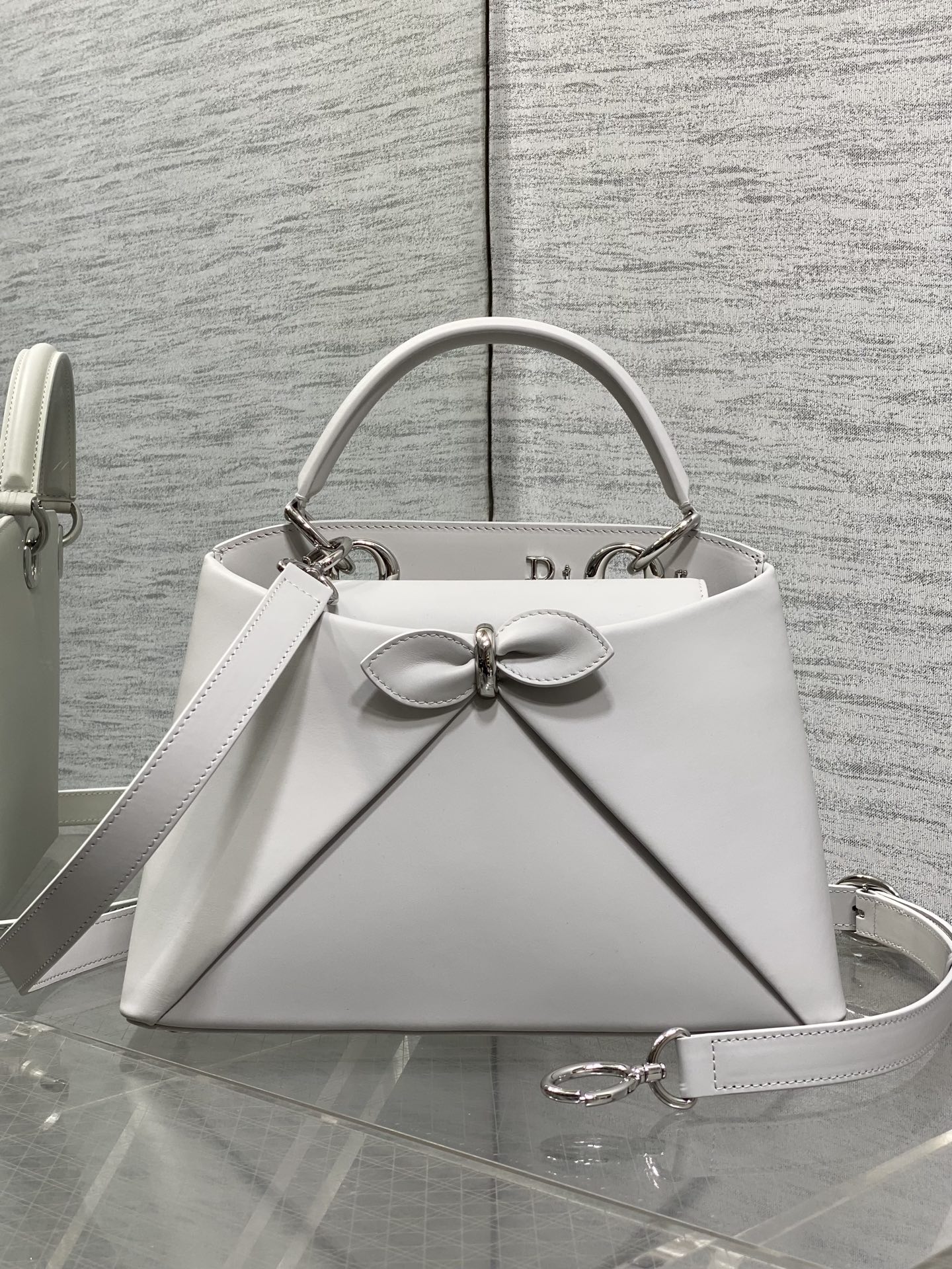 NO:938879,Small size in stock Dior2026 latest bow handbag, the 'bow' is welded into the series. The bow is no longer a sweet feeling for little girls, the newly designed outline and shape, rich color matching, suitable for many people, the sweet and cool balance is just right. 0737 Size28*18*8, new bow bag, dior, Hermes,19860909小号现货 Dior2026最新蝴蝶结手提包,把“蝴蝶结”焊在系列里.蝴蝶结也不再是小女生的甜腻感,新设计的轮廓与造型,配色 丰富 适配多人 ,甜酷平衡得刚好.0737 Size28*18*8,新款蝴蝶结包,dior,Hermes,,Bag