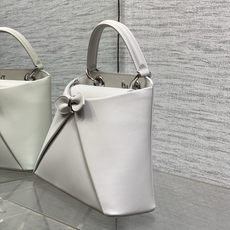 小号现货‼️ Dior2026最新蝴蝶结手提包,把“蝴蝶结”焊在系列里.蝴蝶结也不再是小女生的甜腻感,新设计的轮廓与造型 小号现货‼️ Dior2026最新蝴蝶结手提包,把“蝴蝶结”焊在系列里.蝴蝶结也不再是小女生的甜腻感,新设计的轮廓与造型