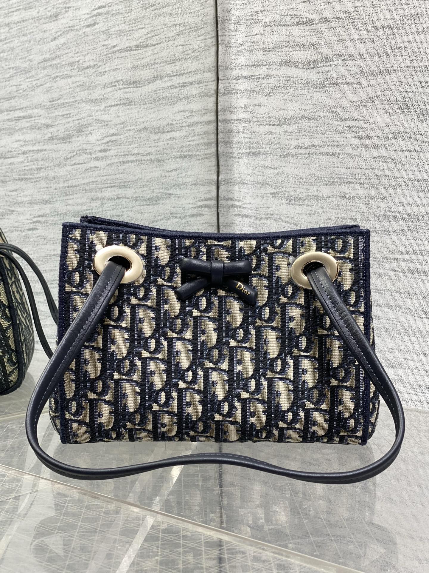 NO:938902,Mini ready stock Dior 2026 spring and summer new presbyopic bow tote bag, classic Oblique canvas + bow embellishment, super elegant and girly, lightweight and suitable for commuting and going out on the street! Portable + adjustable shoulder strap, hand-held crossbody can be switched at will, practical and fashionable. The internal space is reasonable, daily items can be easily stored, it is a high-end bag with both function and design, deeply loved by young girls.  Size; 18.5*18.5*12cm, new bow bag, dior, totes, Hermes,19860909迷你现货 Dior2026春夏新款老花蝴蝶结托特包,经典 Oblique帆布+蝴蝶结点缀超优雅少女感,轻便自重,通勤出街都很适合!手提+可调节肩带,手提斜挎随心切换,实用又时髦.内部空间合理,日常物品轻松收纳,是功能与设计感兼具的高端包包,深受年轻女生喜爱. Size；18.5*18.5*12cm,新款蝴蝶结包,dior,totes,Hermes,,Bag