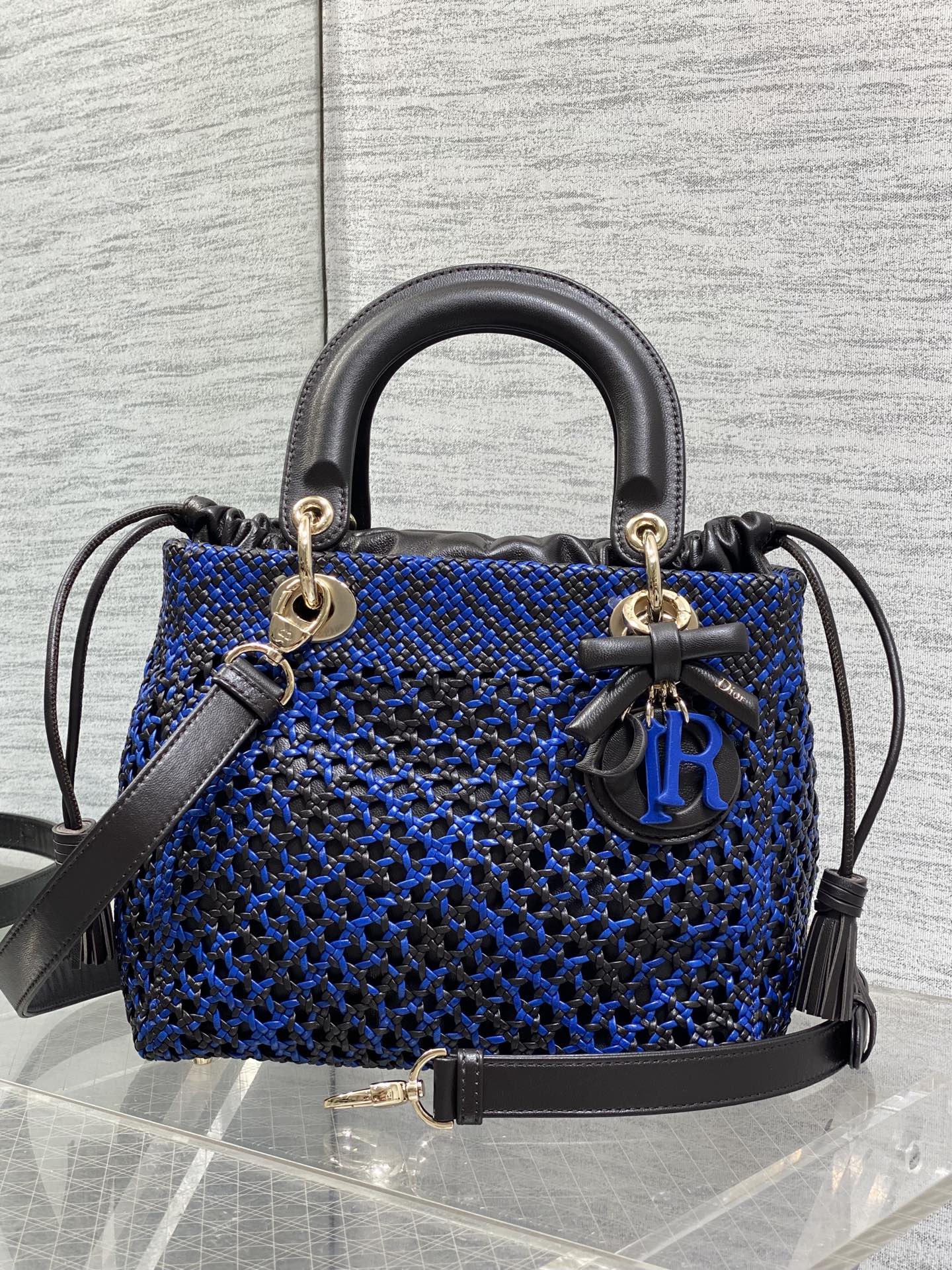 NO:938947,In stock 2026ss latest LADY DIOR five-grid woven handbag, as a classic item, has been constantly reinterpreted to highlight Dior style. Carrying extraordinary heritage and elegant design, the hollow woven style adds style, highlighting Dior's enduring classic logo and the exquisite craftsmanship of Dior workshops!  Paired with a detachable thin leather shoulder strap, it can be carried by hand or cross-body. Size24x21x12cm, Princess Diana Heavy Industry Beads, dior, dior, Hermes,19860909现货 2026ss最新款LADY DIOR 戴妃五格网格编织手袋作为一款经典单品,不断地被重新诠释,彰显迪奥风格.承载着非凡的传承高雅的设计,镂空编织风格更添格调,突显迪奥经久不衰的经典标识与迪奥工坊的精湛工艺！搭配可拆卸的皮革细肩带,可手提或斜挎. Size24x21x12cm,戴妃重工珠子,dior,dior,Hermes,,Bag
