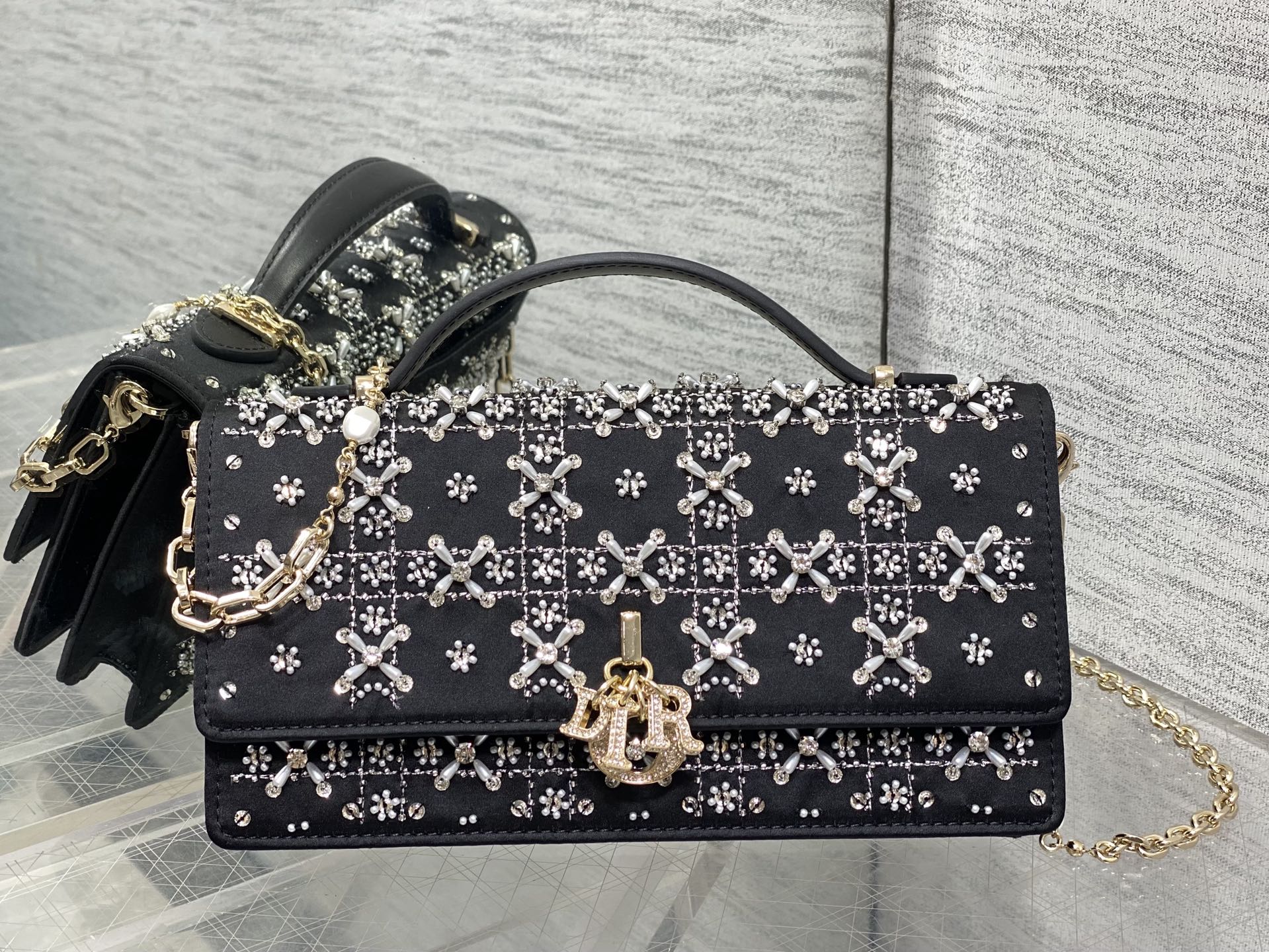 NO:938955,In stock Miss Dior's latest limited handmade bead micro series, one can't hold anything, only cute little bags, every thread and bead on the leather surface is hand-embroidered, the capacity is small, it can only hold lipstick, car keys, and can also be used as a card holder size 21*11.5*4cm, Princess Diana heavy industry beads, dior, Hermes,19860909现货 Miss Dior最新限量手工珠子micro系列,一只什么都装不下,只能装下可爱的小包包,皮面上的每一根线每一颗珠子都是手工刺绣,容量较小,只能放下口红,车钥匙,还能当卡包 size21*11.5*4cm,戴妃重工珠子,dior,Hermes,,Bag