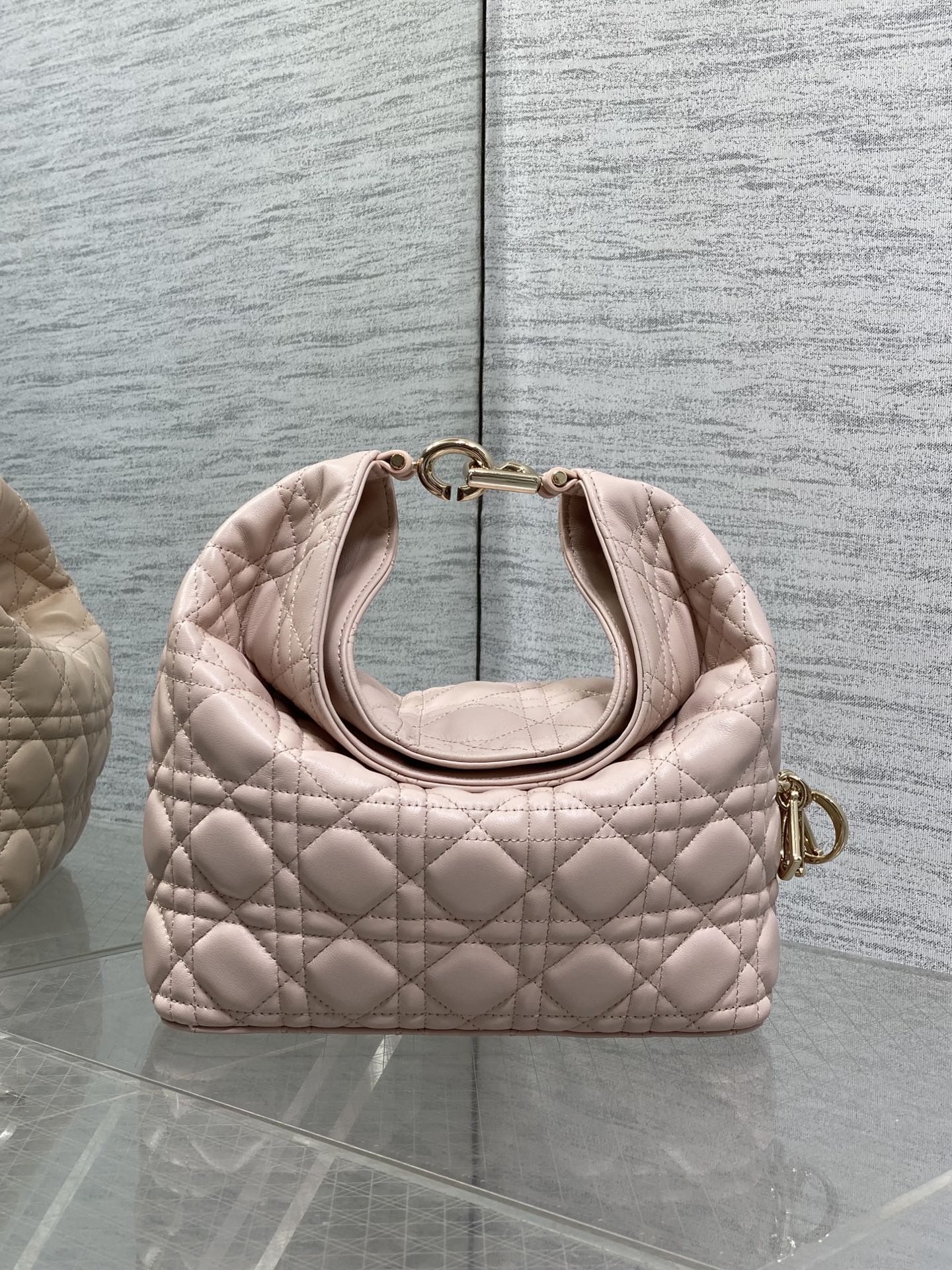 NO:939148,Small rouge powder is in stock. Dior Winter26 new Toujours Hobo comes with ingot lucky bag shape, which means smooth sailing. Iconic smile folded bag edge + classic cannage pattern lambskin/suede. Small｜wide leather shoulder strap, large capacity for commuting, casual and lazy. Mini｜thin metal chain, compact and exquisite, full of date atmosphere.  D.I.O.R lucky pendant on the side, it makes a soft sound when walking and comes with a good luck filter. Multiple low saturation and gentle colors, effortlessly support all daily wear. French style relaxed, easy to hold. Small Size22.5*14*7.5cm, Crunchy lazy bag, dior, sheepskin, chamois leather, Hermes,19860909小号胭脂粉现货 Dior Winter26全新Toujours Hobo 自带元宝福袋造型,寓意顺风顺水 标志性微笑翻折包沿+经典藤格纹小羊皮/麂皮 小号｜宽皮质肩带,通勤大容量,随性慵懒 迷你｜细金属链条,小巧精致,约会氛围感拉满 侧边D.I.O.R幸运吊饰,走路轻响自带好运滤镜 超多个低饱和温柔色系,不费力撑起所有日常穿搭 法式松弛 轻松拿捏 小号 Size22.5*14*7.5cm,Crunchy慵懒包,dior,sheepskin,chamois leather,Hermes,,Bag
