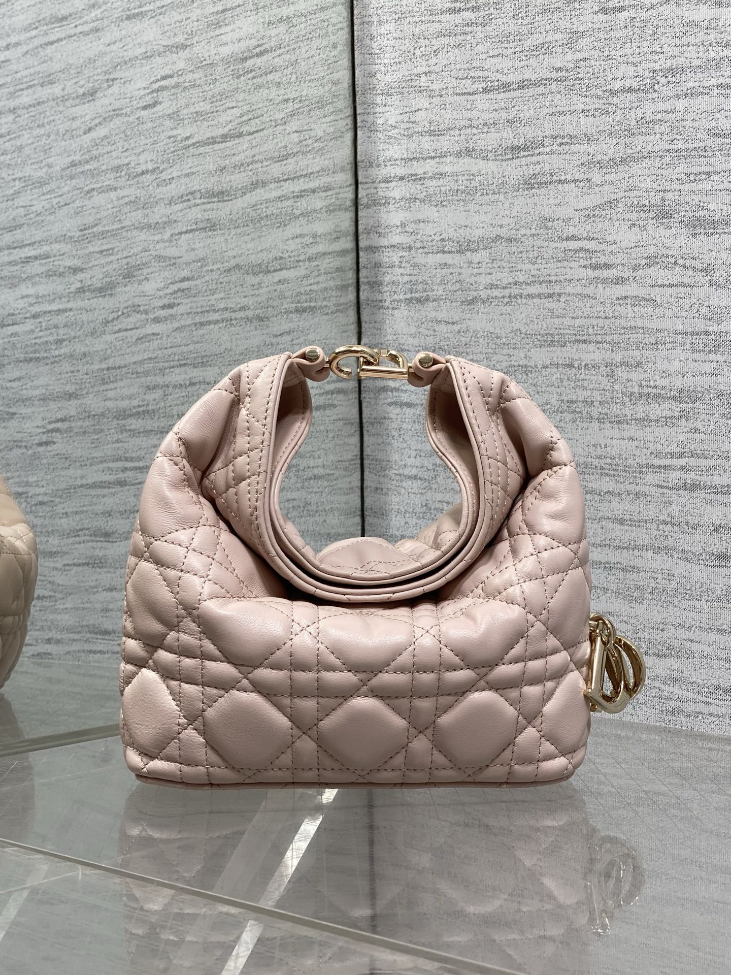 NO:939157,Mini rouge powder is in stock. Dior Winter26 new Toujours Hobo comes with ingot lucky bag shape, which means smooth sailing. Iconic smile folded bag edge + classic cannage pattern lambskin/suede. Small｜wide leather shoulder strap, large capacity for commuting, casual and lazy. Mini｜thin metal chain, compact and exquisite, full of date atmosphere.  D.I.O.R lucky pendant on the side, it makes a soft sound when walking and comes with a good luck filter. Multiple low saturation and gentle colors, effortlessly support all daily wear. French style relaxed, easy to hold. Mini Size17.5*19*7cm, Crunchy bag, dior, sheepskin, chamois leather, Hermes,19860909迷你胭脂粉现货 Dior Winter26全新Toujours Hobo 自带元宝福袋造型,寓意顺风顺水 标志性微笑翻折包沿+经典藤格纹小羊皮/麂皮 小号｜宽皮质肩带,通勤大容量,随性慵懒 迷你｜细金属链条,小巧精致,约会氛围感拉满 侧边D.I.O.R幸运吊饰,走路轻响自带好运滤镜 超多个低饱和温柔色系,不费力撑起所有日常穿搭 法式松弛 轻松拿捏 迷你 Size17.5*19*7cm,Crunchy慵懒包,dior,sheepskin,chamois leather,Hermes,,Bag