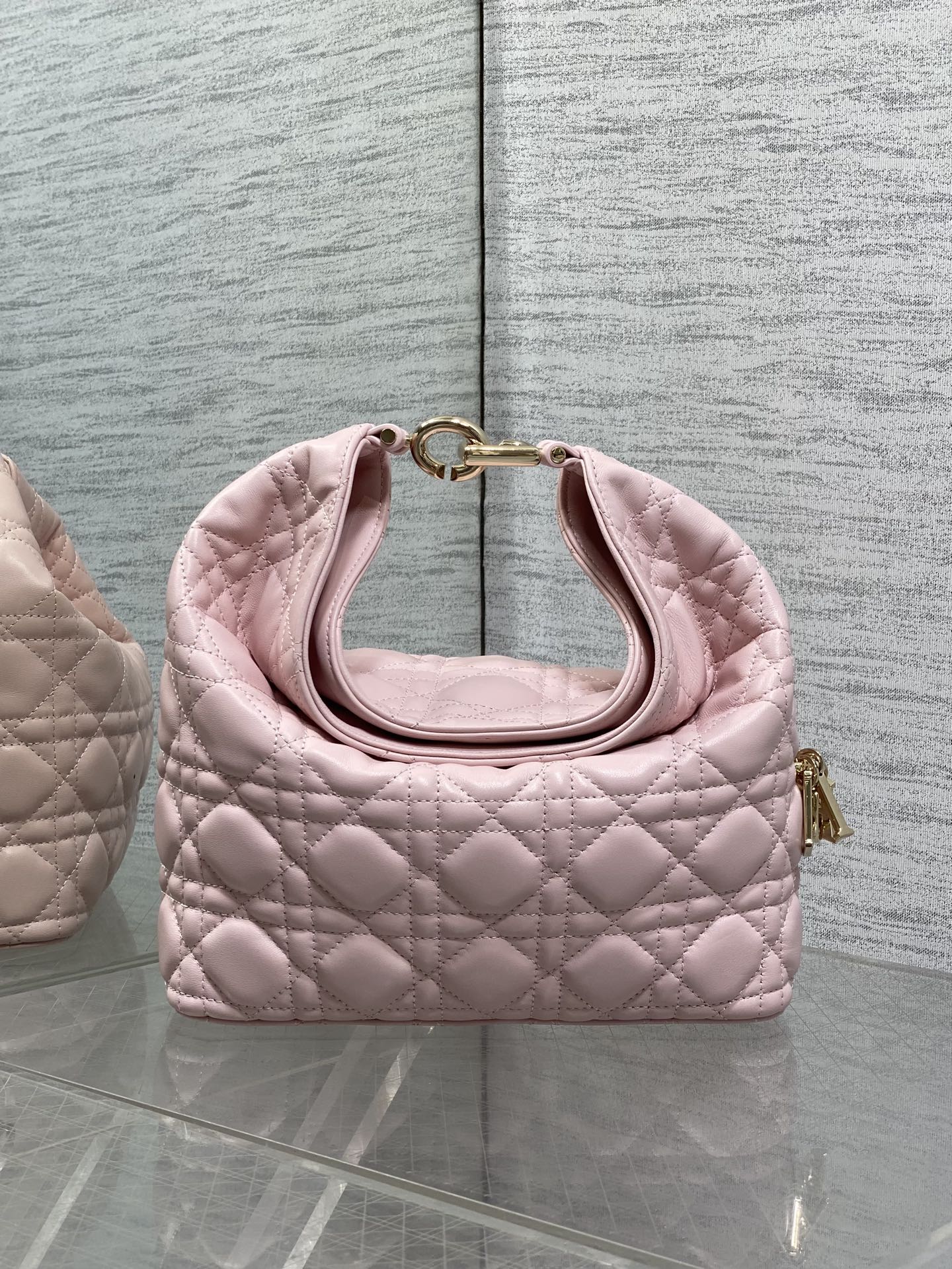 NO:939166,Small soft pink ready-made Dior Winter26 new Toujours Hobo comes with ingot lucky bag shape, which means smooth sailing. Iconic smile folded bag edge + classic cannage pattern lambskin/suede. Small｜wide leather shoulder strap, large capacity for commuting, casual and lazy. Mini｜thin metal chain, compact and exquisite, full of date atmosphere. D.I.O.R lucky charm on the side, light when walking and comes with a good luck filter.  There are many low-saturation and gentle colors, which can easily support all daily outfits. French style is relaxed and easy to hold. Small Size22.5*14*7.5cm, Crunchy bag, dior, sheepskin, chamois leather, Hermes,19860909小号柔粉色现货 Dior Winter26全新Toujours Hobo 自带元宝福袋造型,寓意顺风顺水 标志性微笑翻折包沿+经典藤格纹小羊皮/麂皮 小号｜宽皮质肩带,通勤大容量,随性慵懒 迷你｜细金属链条,小巧精致,约会氛围感拉满 侧边D.I.O.R幸运吊饰,走路轻响自带好运滤镜 超多个低饱和温柔色系,不费力撑起所有日常穿搭 法式松弛 轻松拿捏 小号 Size22.5*14*7.5cm,Crunchy慵懒包,dior,sheepskin,chamois leather,Hermes,,Bag