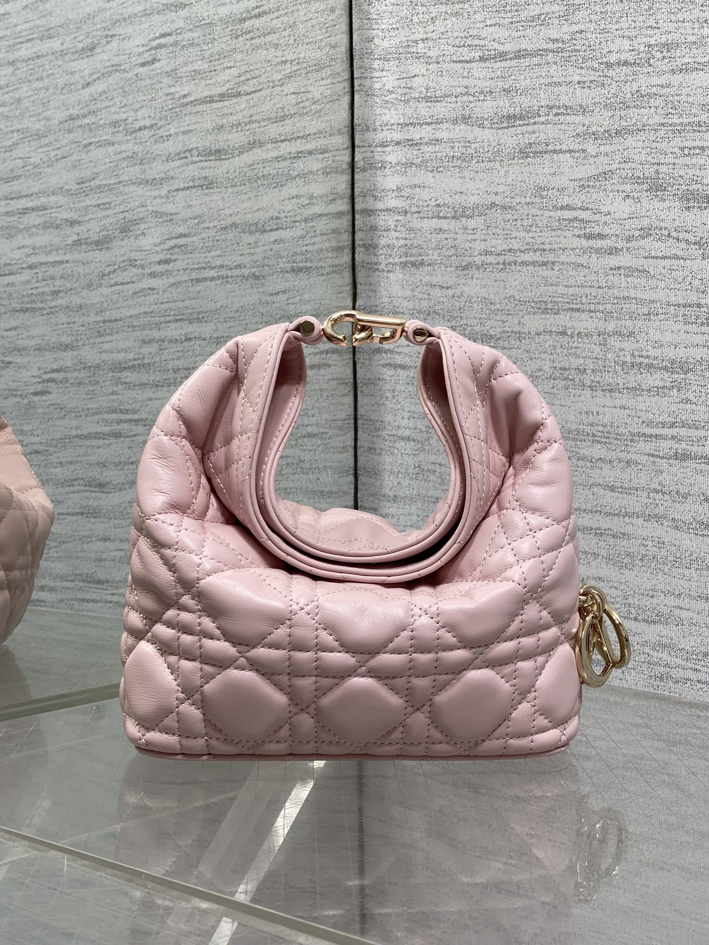 NO:939175,Mini soft pink ready-made Dior Winter26 new Toujours Hobo comes with ingot lucky bag shape, which means smooth sailing. Iconic smile folded bag edge + classic cannage pattern lambskin/suede. Small｜wide leather shoulder strap, large capacity for commuting, casual and lazy. Mini｜thin metal chain, compact and exquisite, full of date atmosphere. D.I.O.R lucky charm on the side, light when walking, comes with good luck filter  There are many low-saturation and gentle colors, which can easily support all daily wear. French style is relaxed and easy to hold. Mini Size17.5*19*7cm, Crunchy bag, dior, sheepskin, chamois leather, Hermes,19860909迷你柔粉色现货 Dior Winter26全新Toujours Hobo 自带元宝福袋造型,寓意顺风顺水 标志性微笑翻折包沿+经典藤格纹小羊皮/麂皮 小号｜宽皮质肩带,通勤大容量,随性慵懒 迷你｜细金属链条,小巧精致,约会氛围感拉满 侧边D.I.O.R幸运吊饰,走路轻响自带好运滤镜 超多个低饱和温柔色系,不费力撑起所有日常穿搭 法式松弛 轻松拿捏 迷你 Size17.5*19*7cm,Crunchy慵懒包,dior,sheepskin,chamois leather,Hermes,,Bag