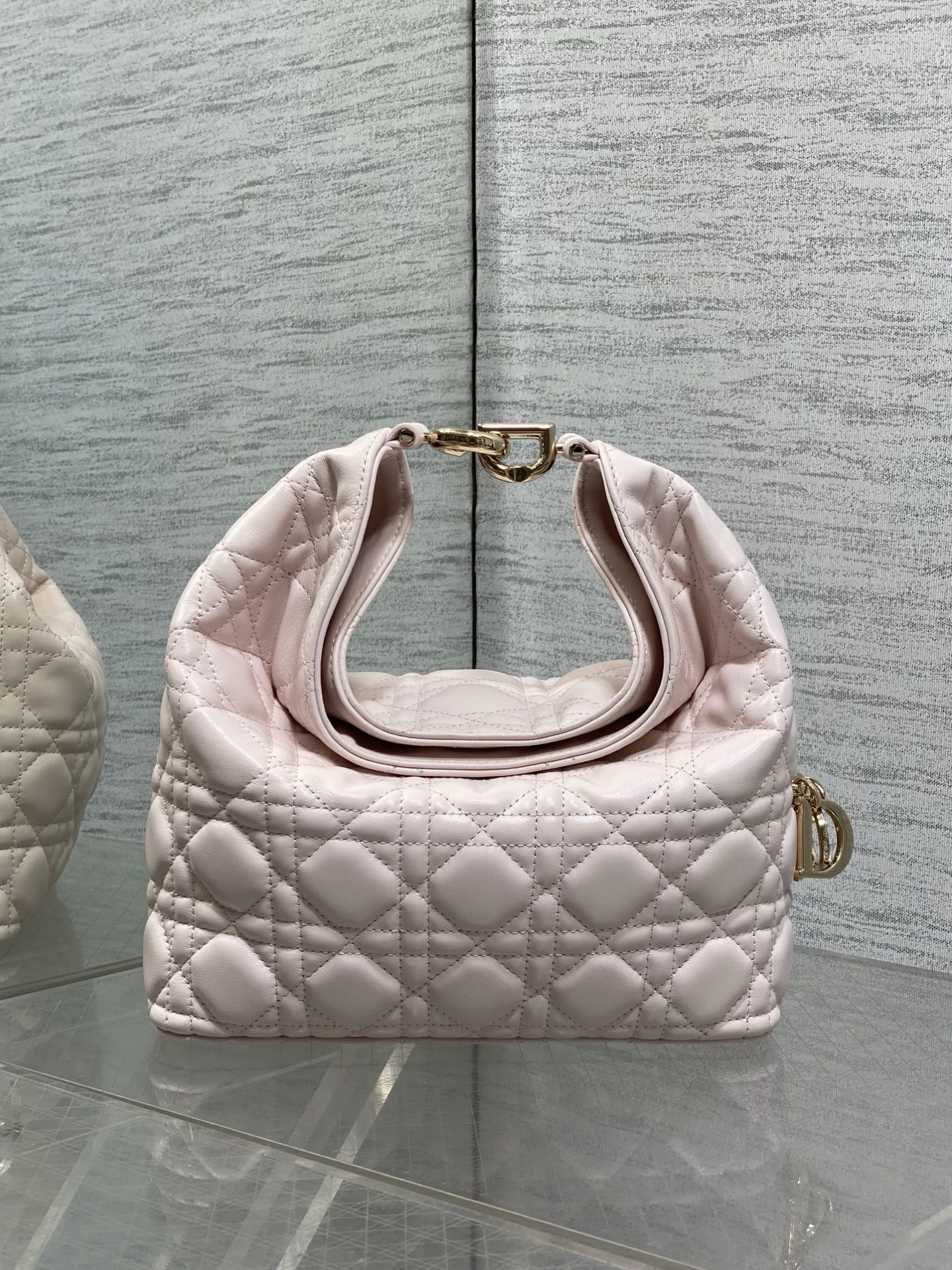 NO:939181,Small cherry blossom pink is in stock. Dior Winter26 new Toujours Hobo comes with ingot lucky bag shape, which means smooth sailing. Iconic smile folded bag edge + classic cannage pattern lambskin/suede. Small｜wide leather shoulder strap, large capacity for commuting, casual and lazy. Mini｜thin metal chain, small and exquisite, full of date atmosphere. D.I.O.R lucky charm on the side, light when walking and comes with a good luck filter.  There are many low-saturation and gentle colors, which can easily support all daily outfits. French style is relaxed and easy to hold. Small Size22.5*14*7.5cm, Crunchy bag, dior, sheepskin, chamois leather, Hermes,19860909小号樱花粉现货 Dior Winter26全新Toujours Hobo 自带元宝福袋造型,寓意顺风顺水 标志性微笑翻折包沿+经典藤格纹小羊皮/麂皮 小号｜宽皮质肩带,通勤大容量,随性慵懒 迷你｜细金属链条,小巧精致,约会氛围感拉满 侧边D.I.O.R幸运吊饰,走路轻响自带好运滤镜 超多个低饱和温柔色系,不费力撑起所有日常穿搭 法式松弛 轻松拿捏 小号 Size22.5*14*7.5cm,Crunchy慵懒包,dior,sheepskin,chamois leather,Hermes,,Bag