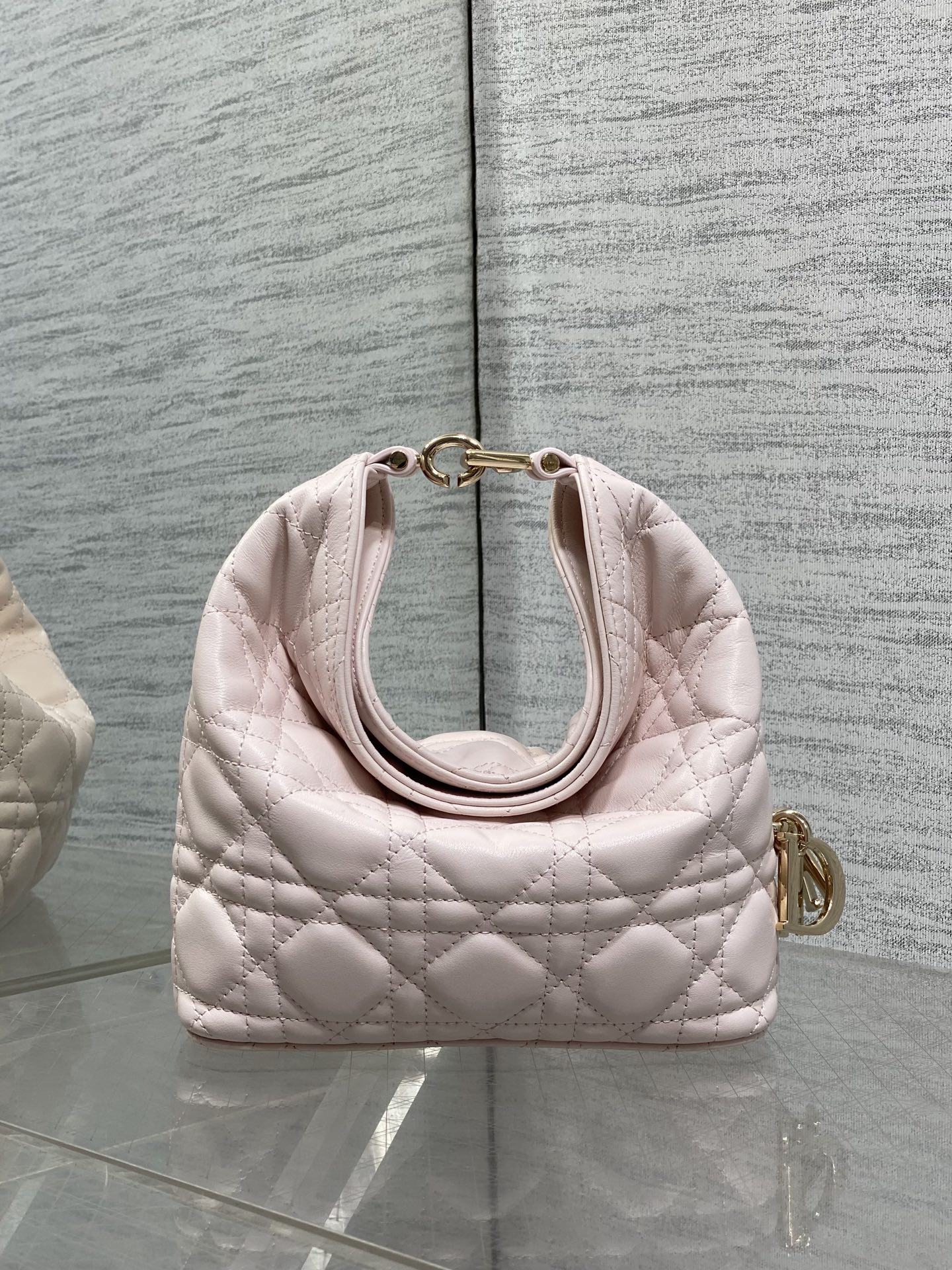 NO:939189,Mini cherry blossom pink is in stock. Dior Winter26 new Toujours Hobo comes with ingot lucky bag shape, which means smooth sailing. Iconic smile folded bag edge + classic cannage pattern lambskin/suede. Small｜wide leather shoulder strap, large capacity for commuting, casual and lazy. Mini｜thin metal chain, small and exquisite, full of date atmosphere. D.I.O.R lucky charm on the side, light when walking and comes with a good luck filter.  There are many low-saturation and gentle colors, which can easily support all daily wear. French style is relaxed and easy to hold. Mini Size17.5*19*7cm, Crunchy bag, dior, sheepskin, chamois leather, Hermes,19860909迷你樱花粉现货 Dior Winter26全新Toujours Hobo 自带元宝福袋造型,寓意顺风顺水 标志性微笑翻折包沿+经典藤格纹小羊皮/麂皮 小号｜宽皮质肩带,通勤大容量,随性慵懒 迷你｜细金属链条,小巧精致,约会氛围感拉满 侧边D.I.O.R幸运吊饰,走路轻响自带好运滤镜 超多个低饱和温柔色系,不费力撑起所有日常穿搭 法式松弛 轻松拿捏 迷你 Size17.5*19*7cm,Crunchy慵懒包,dior,sheepskin,chamois leather,Hermes,,Bag