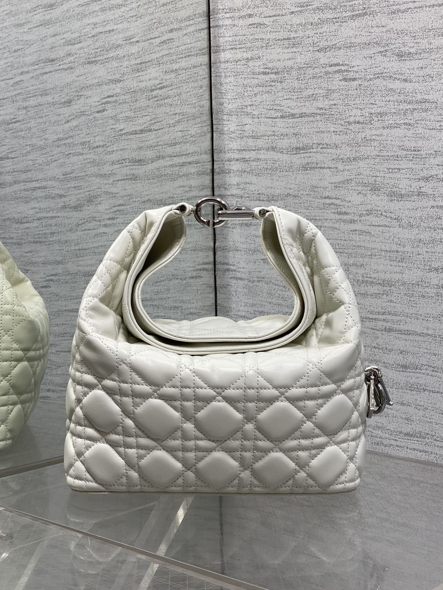 NO:939197,Small white silver buckle in stock Dior Winter26 new Toujours Hobo comes with ingot lucky bag shape, which means smooth sailing. Iconic smile folded bag edge + classic cannage pattern lambskin/suede. Small｜wide leather shoulder strap, large capacity for commuting, casual and lazy. Mini｜thin metal chain, compact and exquisite, full of date atmosphere. D.I.O.R lucky charm on the side, light when walking and comes with a good luck filter.  There are many low-saturation and gentle colors, which can easily support all daily outfits. French style is relaxed and easy to hold. Small Size22.5*14*7.5cm, Crunchy bag, dior, sheepskin, chamois leather, Hermes,19860909小号白色银扣现货 Dior Winter26全新Toujours Hobo 自带元宝福袋造型,寓意顺风顺水 标志性微笑翻折包沿+经典藤格纹小羊皮/麂皮 小号｜宽皮质肩带,通勤大容量,随性慵懒 迷你｜细金属链条,小巧精致,约会氛围感拉满 侧边D.I.O.R幸运吊饰,走路轻响自带好运滤镜 超多个低饱和温柔色系,不费力撑起所有日常穿搭 法式松弛 轻松拿捏 小号 Size22.5*14*7.5cm,Crunchy慵懒包,dior,sheepskin,chamois leather,Hermes,,Bag