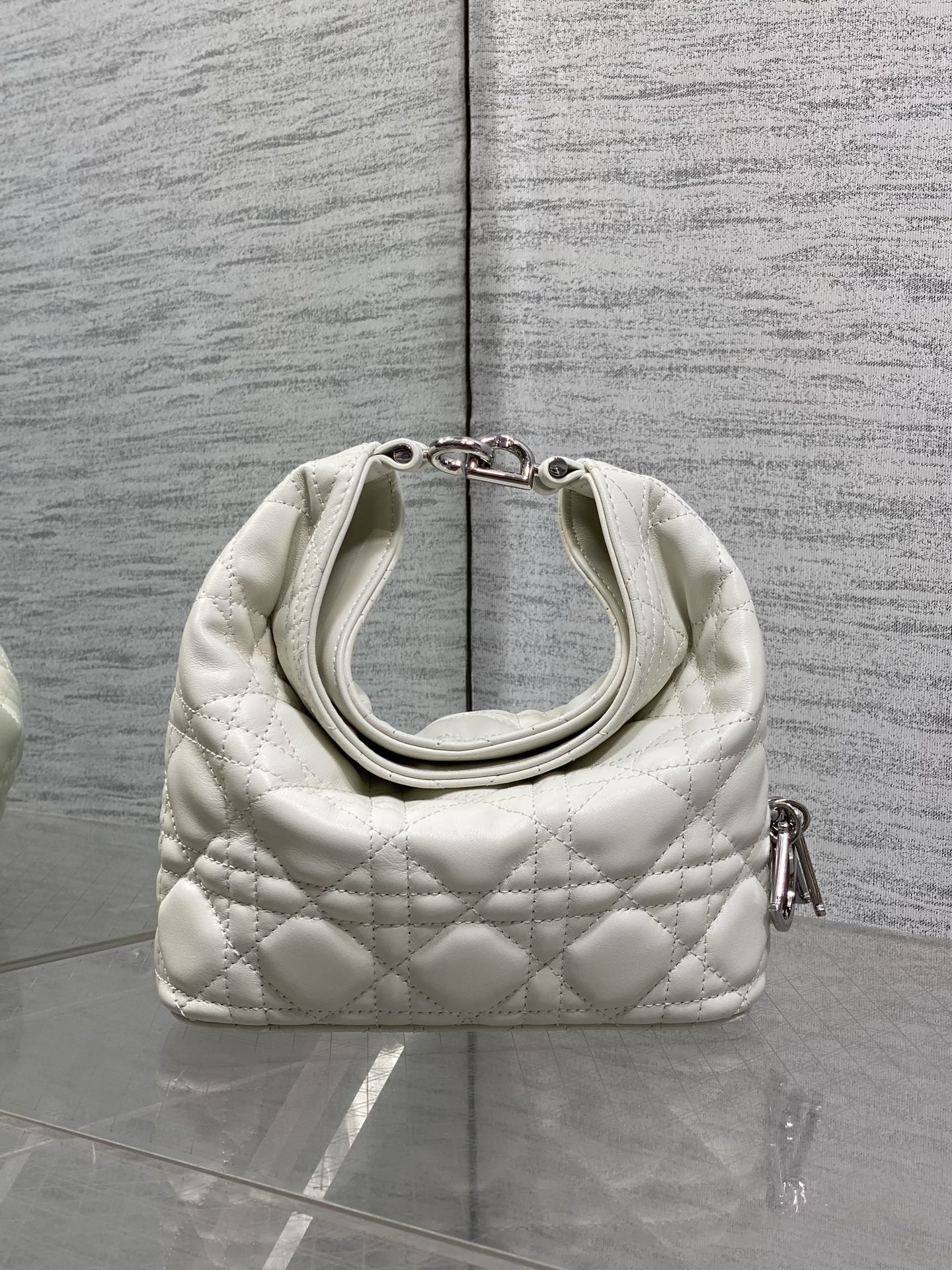 NO:939202,Mini white silver buckle in stock Dior Winter26 new Toujours Hobo comes with ingot lucky bag shape, which means smooth sailing. Iconic smile folded bag edge + classic cannage pattern lambskin/suede. Small｜Wide leather shoulder strap, large capacity for commuting, casual and lazy. Mini｜Thin metal chain, small and exquisite, full of date atmosphere. D.I.O.R lucky charm on the side, light when walking, comes with good luck filter  There are many low-saturation and gentle colors, which can easily support all daily wear. French style is relaxed and easy to hold. Mini Size17.5*19*7cm, Crunchy bag, dior, sheepskin, chamois leather, Hermes,19860909迷你白色银扣现货 Dior Winter26全新Toujours Hobo 自带元宝福袋造型,寓意顺风顺水 标志性微笑翻折包沿+经典藤格纹小羊皮/麂皮 小号｜宽皮质肩带,通勤大容量,随性慵懒 迷你｜细金属链条,小巧精致,约会氛围感拉满 侧边D.I.O.R幸运吊饰,走路轻响自带好运滤镜 超多个低饱和温柔色系,不费力撑起所有日常穿搭 法式松弛 轻松拿捏 迷你 Size17.5*19*7cm,Crunchy慵懒包,dior,sheepskin,chamois leather,Hermes,,Bag