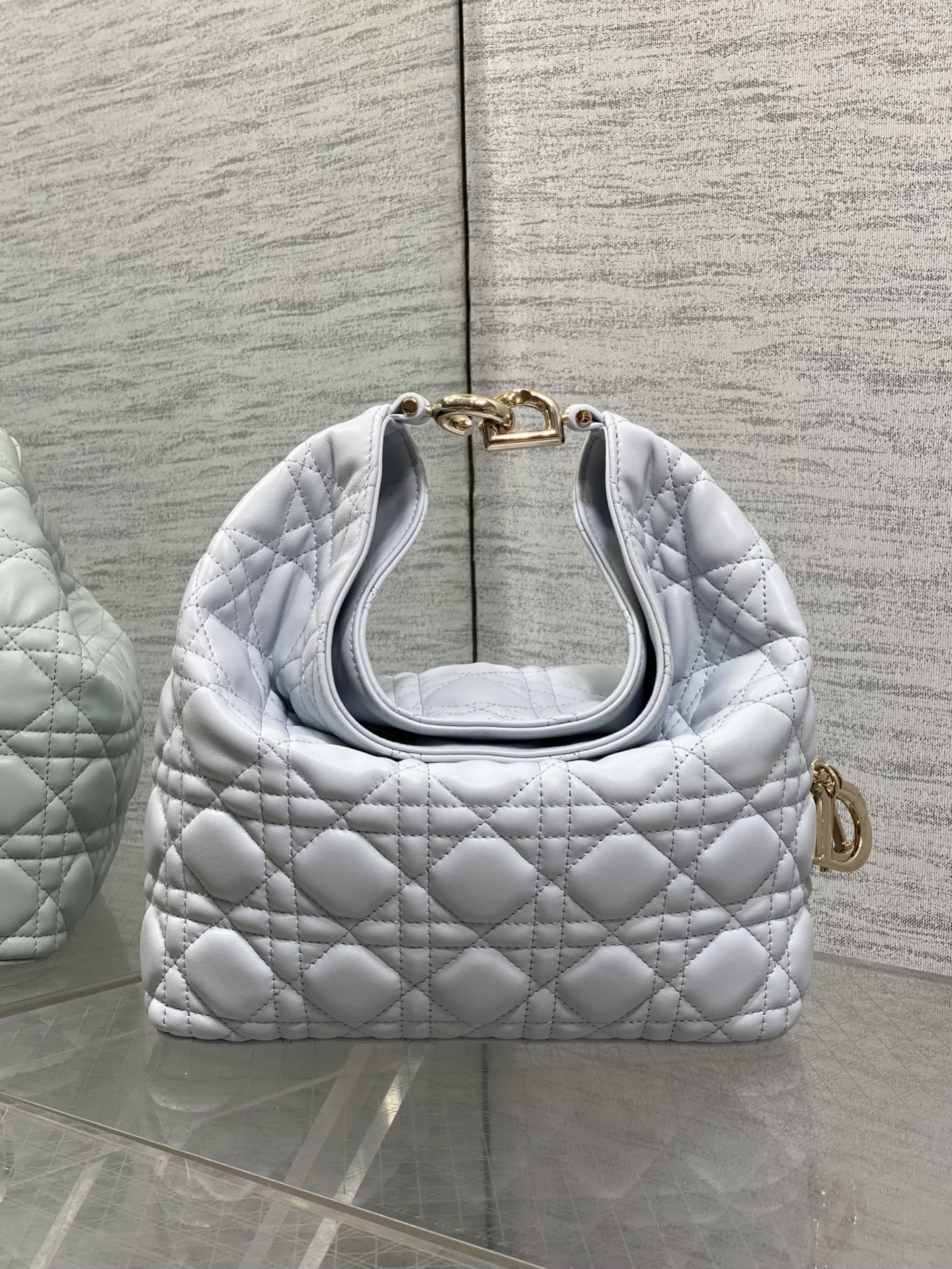 NO:939210,Small size glacier blue in stock Dior Winter26 new Toujours Hobo comes with ingot lucky bag shape, which means smooth sailing. Iconic smile folded bag edge + classic cannage pattern lambskin/suede. Small | wide leather shoulder strap, large capacity for commuting, casual and lazy. Mini | thin metal chain, small and exquisite, full of date atmosphere. D.I.O.R lucky charm on the side, light when walking, comes with a good luck filter  There are many low-saturation and gentle colors, which can easily support all daily outfits. French style is relaxed and easy to hold. Small Size22.5*14*7.5cm, Crunchy bag, dior, sheepskin, chamois leather, Hermes,19860909小号冰川蓝现货 Dior Winter26全新Toujours Hobo 自带元宝福袋造型,寓意顺风顺水 标志性微笑翻折包沿+经典藤格纹小羊皮/麂皮 小号｜宽皮质肩带,通勤大容量,随性慵懒 迷你｜细金属链条,小巧精致,约会氛围感拉满 侧边D.I.O.R幸运吊饰,走路轻响自带好运滤镜 超多个低饱和温柔色系,不费力撑起所有日常穿搭 法式松弛 轻松拿捏 小号 Size22.5*14*7.5cm,Crunchy慵懒包,dior,sheepskin,chamois leather,Hermes,,Bag