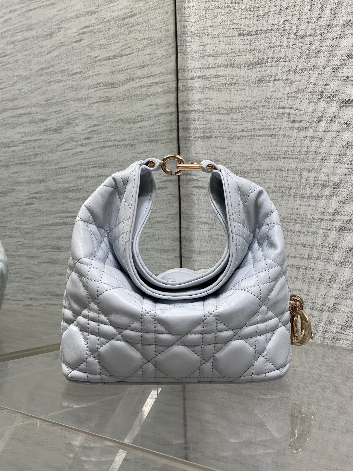 NO:939140,Mini glacier blue ready-made Dior Winter26 new Toujours Hobo comes with ingot lucky bag shape, which means smooth sailing. Iconic smile folded bag edge + classic cannage pattern lambskin/suede. Small｜wide leather shoulder strap, large capacity for commuting, casual and lazy. Mini｜thin metal chain, compact and exquisite, full of date atmosphere. D.I.O.R lucky charm on the side, light when walking, comes with good luck filter  There are many low-saturation and gentle colors, which can easily support all daily wear. French style is relaxed and easy to hold. Mini Size17.5*19*7cm, Crunchy bag, dior, sheepskin, chamois leather, Hermes,19860909迷你冰川蓝现货 Dior Winter26全新Toujours Hobo 自带元宝福袋造型,寓意顺风顺水 标志性微笑翻折包沿+经典藤格纹小羊皮/麂皮 小号｜宽皮质肩带,通勤大容量,随性慵懒 迷你｜细金属链条,小巧精致,约会氛围感拉满 侧边D.I.O.R幸运吊饰,走路轻响自带好运滤镜 超多个低饱和温柔色系,不费力撑起所有日常穿搭 法式松弛 轻松拿捏 迷你 Size17.5*19*7cm,Crunchy慵懒包,dior,sheepskin,chamois leather,Hermes,,Bag