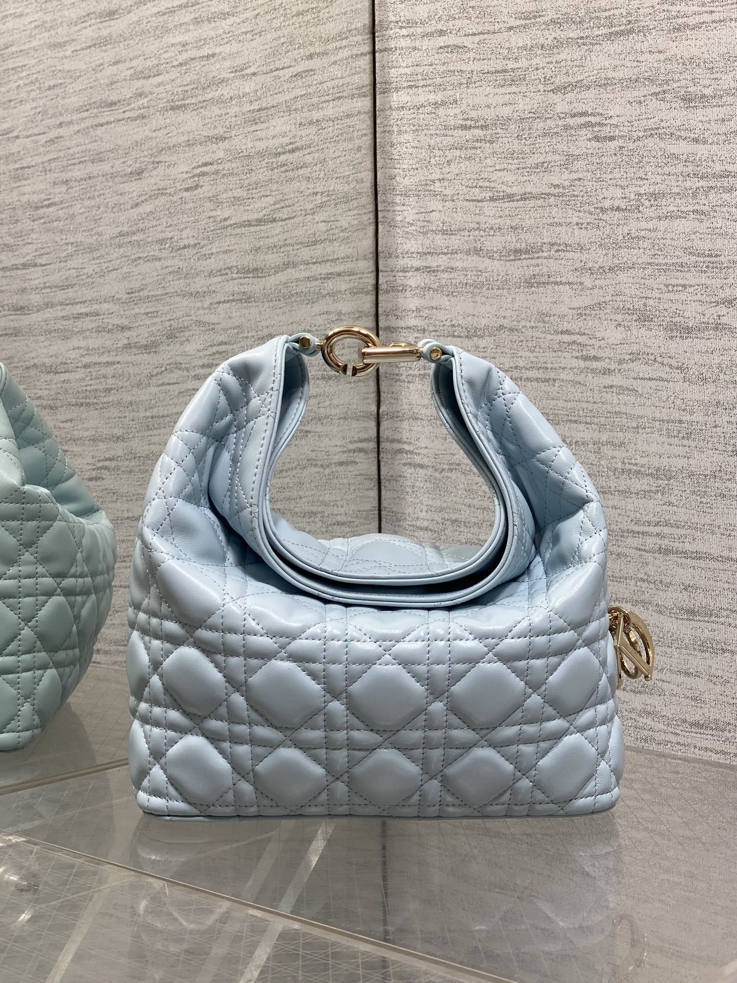 NO:939150,Small space blue ready stock Dior Winter26 new Toujours Hobo comes with ingot lucky bag shape, which means smooth sailing. Iconic smile folded bag rim + classic cannage pattern lambskin/suede. Small｜wide leather shoulder strap, large capacity for commuting, casual and lazy. Mini｜thin metal chain, compact and exquisite, full of date atmosphere. D.I.O.R lucky charm on the side, light when walking and comes with a good luck filter.  There are many low-saturation and gentle colors, which can easily support all daily outfits. French style is relaxed and easy to hold. Small Size22.5*14*7.5cm, Crunchy bag, dior, sheepskin, chamois leather, Hermes,19860909小号太空蓝现货 Dior Winter26全新Toujours Hobo 自带元宝福袋造型,寓意顺风顺水 标志性微笑翻折包沿+经典藤格纹小羊皮/麂皮 小号｜宽皮质肩带,通勤大容量,随性慵懒 迷你｜细金属链条,小巧精致,约会氛围感拉满 侧边D.I.O.R幸运吊饰,走路轻响自带好运滤镜 超多个低饱和温柔色系,不费力撑起所有日常穿搭 法式松弛 轻松拿捏 小号 Size22.5*14*7.5cm,Crunchy慵懒包,dior,sheepskin,chamois leather,Hermes,,Bag
