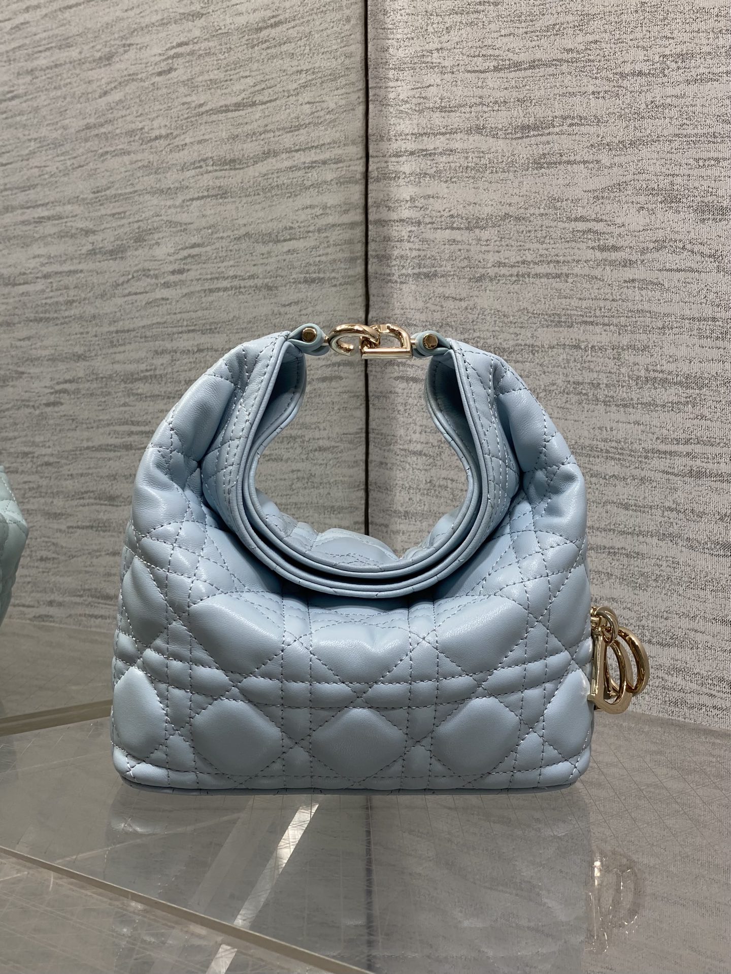 NO:939159,Mini space blue ready-made Dior Winter26 new Toujours Hobo comes with ingot lucky bag shape, which means smooth sailing. Iconic smile folded bag edge + classic cannage pattern lambskin/suede. Small｜wide leather shoulder strap, large capacity for commuting, casual and lazy. Mini｜thin metal chain, small and exquisite, full of date atmosphere. D.I.O.R lucky charm on the side, light when walking, comes with good luck filter  There are many low-saturation and gentle colors, which can easily support all daily wear. French style is relaxed and easy to hold. Mini Size17.5*19*7cm, Crunchy bag, dior, sheepskin, chamois leather, Hermes,19860909迷你太空蓝现货 Dior Winter26全新Toujours Hobo 自带元宝福袋造型,寓意顺风顺水 标志性微笑翻折包沿+经典藤格纹小羊皮/麂皮 小号｜宽皮质肩带,通勤大容量,随性慵懒 迷你｜细金属链条,小巧精致,约会氛围感拉满 侧边D.I.O.R幸运吊饰,走路轻响自带好运滤镜 超多个低饱和温柔色系,不费力撑起所有日常穿搭 法式松弛 轻松拿捏 迷你 Size17.5*19*7cm,Crunchy慵懒包,dior,sheepskin,chamois leather,Hermes,,Bag