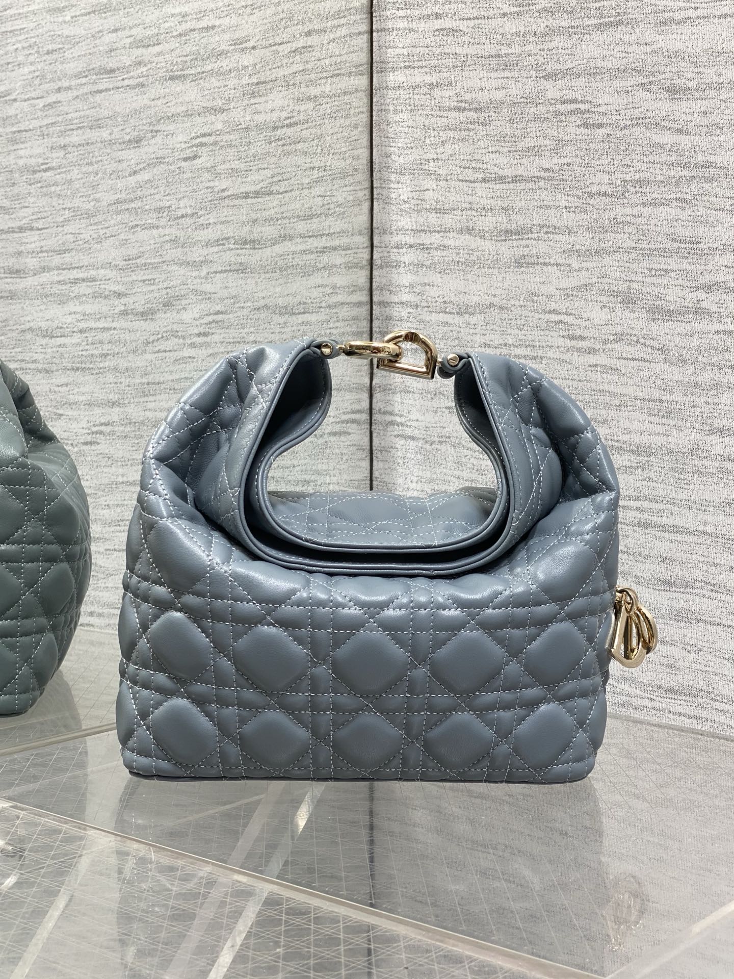 NO:939168,Small haze blue in stock Dior Winter26 new Toujours Hobo comes with ingot lucky bag shape, which means smooth sailing. Iconic smile folded bag edge + classic cannage pattern lambskin/suede. Small｜wide leather shoulder strap, large capacity for commuting, casual and lazy. Mini｜thin metal chain, small and exquisite, full of date atmosphere. D.I.O.R lucky charm on the side, light when walking and comes with a good luck filter.  There are many low-saturation and gentle colors, which can easily support all daily outfits. French style is relaxed and easy to hold. Small Size22.5*14*7.5cm, Crunchy bag, dior, sheepskin, chamois leather, Hermes,19860909小号雾霾蓝现货 Dior Winter26全新Toujours Hobo 自带元宝福袋造型,寓意顺风顺水 标志性微笑翻折包沿+经典藤格纹小羊皮/麂皮 小号｜宽皮质肩带,通勤大容量,随性慵懒 迷你｜细金属链条,小巧精致,约会氛围感拉满 侧边D.I.O.R幸运吊饰,走路轻响自带好运滤镜 超多个低饱和温柔色系,不费力撑起所有日常穿搭 法式松弛 轻松拿捏 小号 Size22.5*14*7.5cm,Crunchy慵懒包,dior,sheepskin,chamois leather,Hermes,,Bag