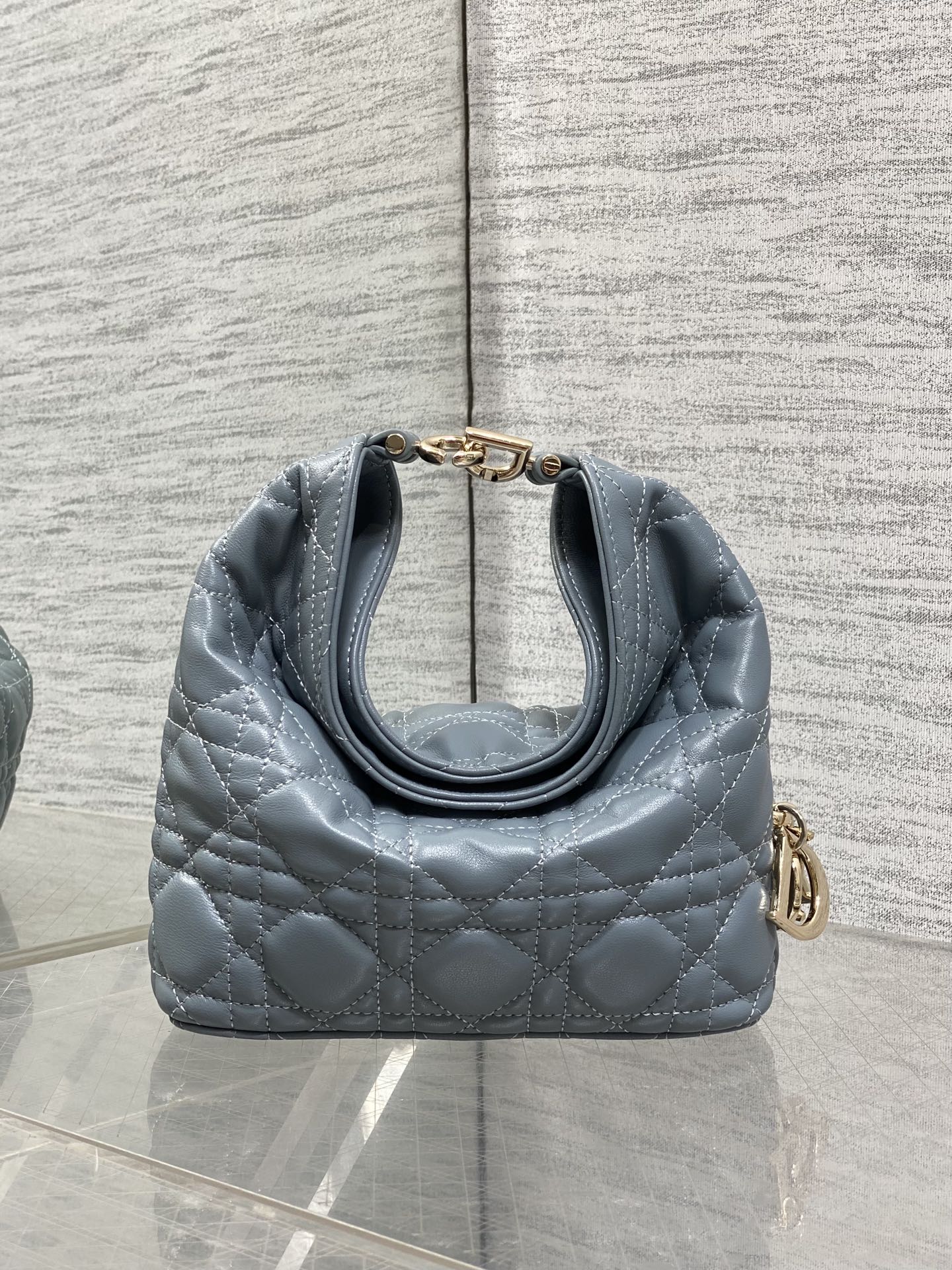 NO:939177,Mini haze blue in stock Dior Winter26 new Toujours Hobo comes with ingot lucky bag shape, which means smooth sailing. Iconic smile folded bag edge + classic cannage pattern lambskin/suede. Small｜wide leather shoulder strap, large capacity for commuting, casual and lazy. Mini｜thin metal chain, small and exquisite, full of date atmosphere. D.I.O.R lucky charm on the side, light when walking, comes with a good luck filter  There are many low-saturation and gentle colors, which can easily support all daily wear. French style is relaxed and easy to hold. Mini Size17.5*19*7cm, Crunchy bag, dior, sheepskin, chamois leather, Hermes,19860909迷你雾霾蓝现货 Dior Winter26全新Toujours Hobo 自带元宝福袋造型,寓意顺风顺水 标志性微笑翻折包沿+经典藤格纹小羊皮/麂皮 小号｜宽皮质肩带,通勤大容量,随性慵懒 迷你｜细金属链条,小巧精致,约会氛围感拉满 侧边D.I.O.R幸运吊饰,走路轻响自带好运滤镜 超多个低饱和温柔色系,不费力撑起所有日常穿搭 法式松弛 轻松拿捏 迷你 Size17.5*19*7cm,Crunchy慵懒包,dior,sheepskin,chamois leather,Hermes,,Bag