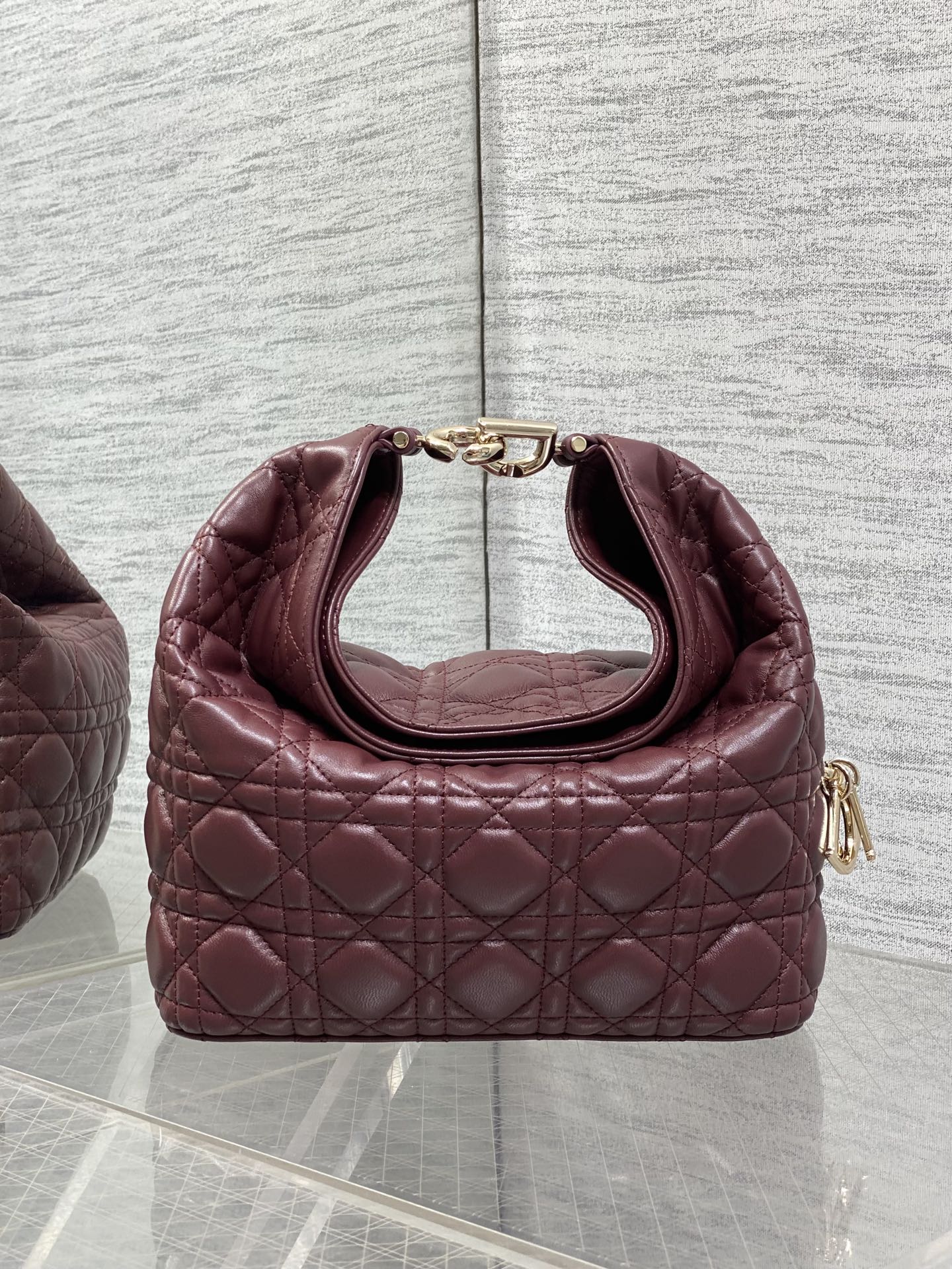 NO:939184,Small maroon red in stock Dior Winter26 new Toujours Hobo comes with ingot lucky bag shape, which means smooth sailing. Iconic folded bag edge with smile + classic cannage pattern lambskin/suede. Small | Wide leather shoulder strap, large capacity for commuting, casual and lazy. Mini | Thin metal chain, small and exquisite, full of date atmosphere. D.I.O.R lucky charm on the side, light when walking, comes with good luck filter  There are many low-saturation and gentle colors, which can easily support all daily outfits. French style is relaxed and easy to hold. Small Size22.5*14*7.5cm, Crunchy bag, dior, sheepskin, chamois leather, Hermes,19860909小号枣红色现货 Dior Winter26全新Toujours Hobo 自带元宝福袋造型,寓意顺风顺水 标志性微笑翻折包沿+经典藤格纹小羊皮/麂皮 小号｜宽皮质肩带,通勤大容量,随性慵懒 迷你｜细金属链条,小巧精致,约会氛围感拉满 侧边D.I.O.R幸运吊饰,走路轻响自带好运滤镜 超多个低饱和温柔色系,不费力撑起所有日常穿搭 法式松弛 轻松拿捏 小号 Size22.5*14*7.5cm,Crunchy慵懒包,dior,sheepskin,chamois leather,Hermes,,Bag