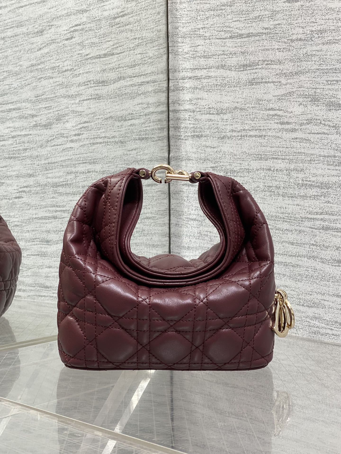 NO:939192,Mini maroon red in stock Dior Winter26 new Toujours Hobo comes with ingot lucky bag shape, which means smooth sailing. Iconic smile folded bag edge + classic cannage pattern lambskin/suede. Small｜wide leather shoulder strap, large capacity for commuting, casual and lazy. Mini｜thin metal chain, small and exquisite, full of date atmosphere. D.I.O.R lucky charm on the side, light when walking, comes with a good luck filter  There are many low-saturation and gentle colors, which can easily support all daily wear. French style is relaxed and easy to hold. Mini Size17.5*19*7cm, Crunchy bag, dior, sheepskin, chamois leather, Hermes,19860909迷你枣红色现货 Dior Winter26全新Toujours Hobo 自带元宝福袋造型,寓意顺风顺水 标志性微笑翻折包沿+经典藤格纹小羊皮/麂皮 小号｜宽皮质肩带,通勤大容量,随性慵懒 迷你｜细金属链条,小巧精致,约会氛围感拉满 侧边D.I.O.R幸运吊饰,走路轻响自带好运滤镜 超多个低饱和温柔色系,不费力撑起所有日常穿搭 法式松弛 轻松拿捏 迷你 Size17.5*19*7cm,Crunchy慵懒包,dior,sheepskin,chamois leather,Hermes,,Bag