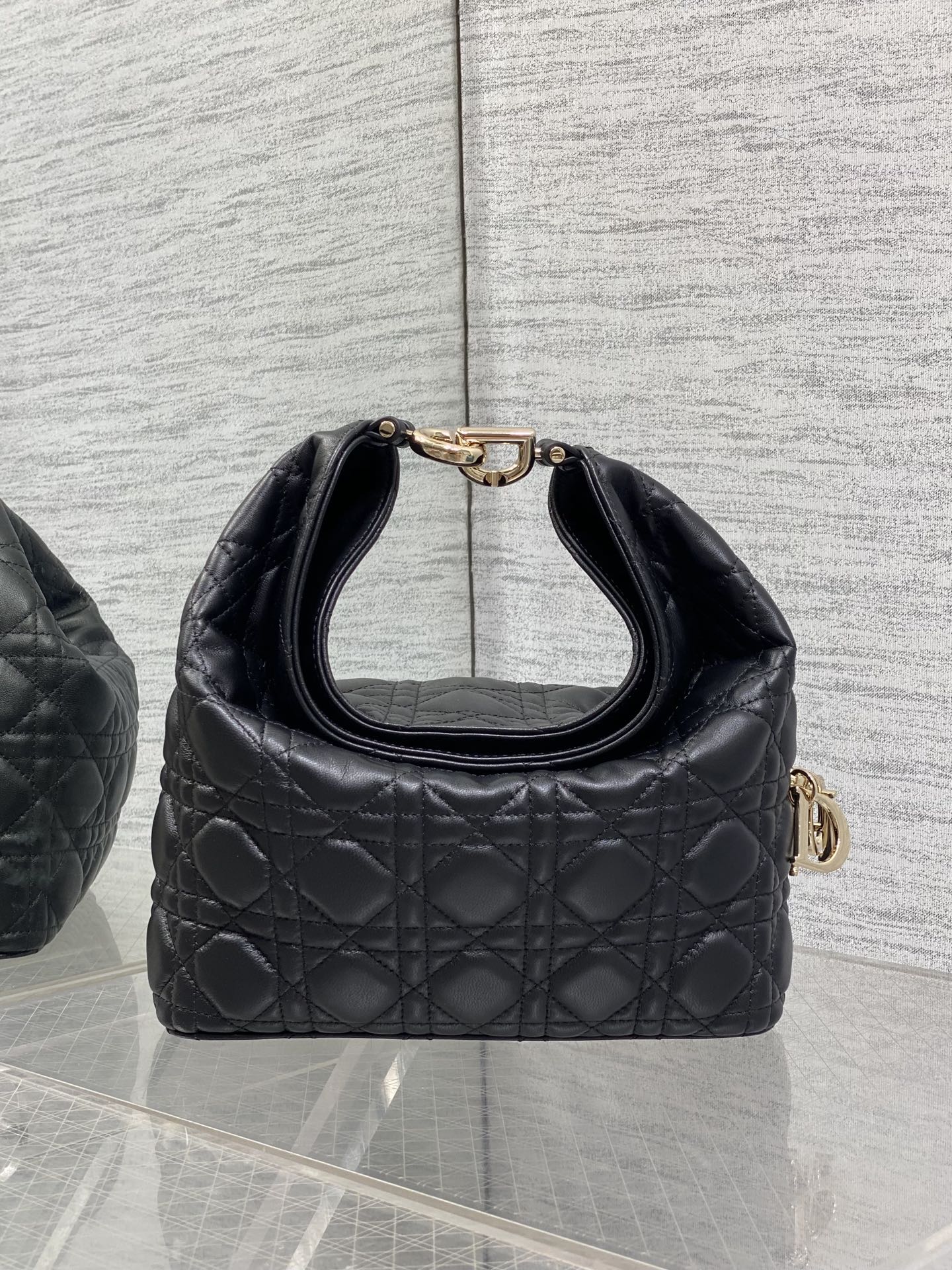 NO:939199,Small black ready stock Dior Winter26 new Toujours Hobo comes with ingot lucky bag shape, which means smooth sailing. Iconic smile folded bag edge + classic cannage pattern lambskin/suede. Small | Wide leather shoulder strap, large capacity for commuting, casual and lazy. Mini | Thin metal chain, small and exquisite, full of date atmosphere. D.I.O.R lucky charm on the side, light when walking, comes with good luck filter  There are many low-saturation and gentle colors, which can easily support all daily outfits. French style is relaxed and easy to hold. Small Size22.5*14*7.5cm, Crunchy bag, dior, sheepskin, chamois leather, Hermes,19860909小号黑色现货 Dior Winter26全新Toujours Hobo 自带元宝福袋造型,寓意顺风顺水 标志性微笑翻折包沿+经典藤格纹小羊皮/麂皮 小号｜宽皮质肩带,通勤大容量,随性慵懒 迷你｜细金属链条,小巧精致,约会氛围感拉满 侧边D.I.O.R幸运吊饰,走路轻响自带好运滤镜 超多个低饱和温柔色系,不费力撑起所有日常穿搭 法式松弛 轻松拿捏 小号 Size22.5*14*7.5cm,Crunchy慵懒包,dior,sheepskin,chamois leather,Hermes,,Bag