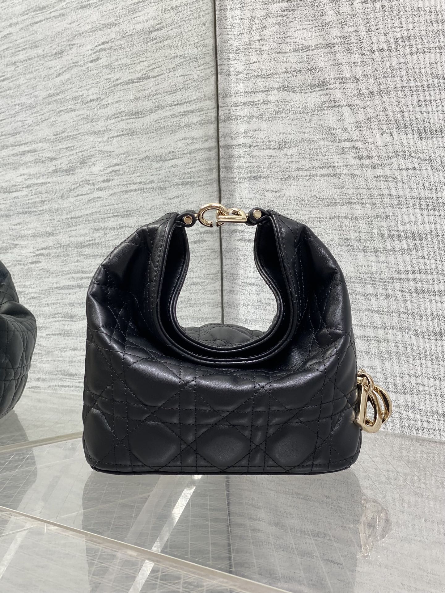 NO:939206,Mini black ready-made Dior Winter26 new Toujours Hobo comes with ingot lucky bag shape, which means smooth sailing. Iconic smile folded bag rim + classic cannage pattern lambskin/suede. Small | Wide leather shoulder strap, large capacity for commuting, casual and lazy. Mini | Thin metal chain, small and exquisite, full of date atmosphere. D.I.O.R lucky charm on the side, light when walking, comes with good luck filter  There are many low-saturation and gentle colors, which can easily support all daily wear. French style is relaxed and easy to hold. Mini Size17.5*19*7cm, Crunchy bag, dior, sheepskin, chamois leather, Hermes,19860909迷你黑色现货 Dior Winter26全新Toujours Hobo 自带元宝福袋造型,寓意顺风顺水 标志性微笑翻折包沿+经典藤格纹小羊皮/麂皮 小号｜宽皮质肩带,通勤大容量,随性慵懒 迷你｜细金属链条,小巧精致,约会氛围感拉满 侧边D.I.O.R幸运吊饰,走路轻响自带好运滤镜 超多个低饱和温柔色系,不费力撑起所有日常穿搭 法式松弛 轻松拿捏 迷你 Size17.5*19*7cm,Crunchy慵懒包,dior,sheepskin,chamois leather,Hermes,,Bag
