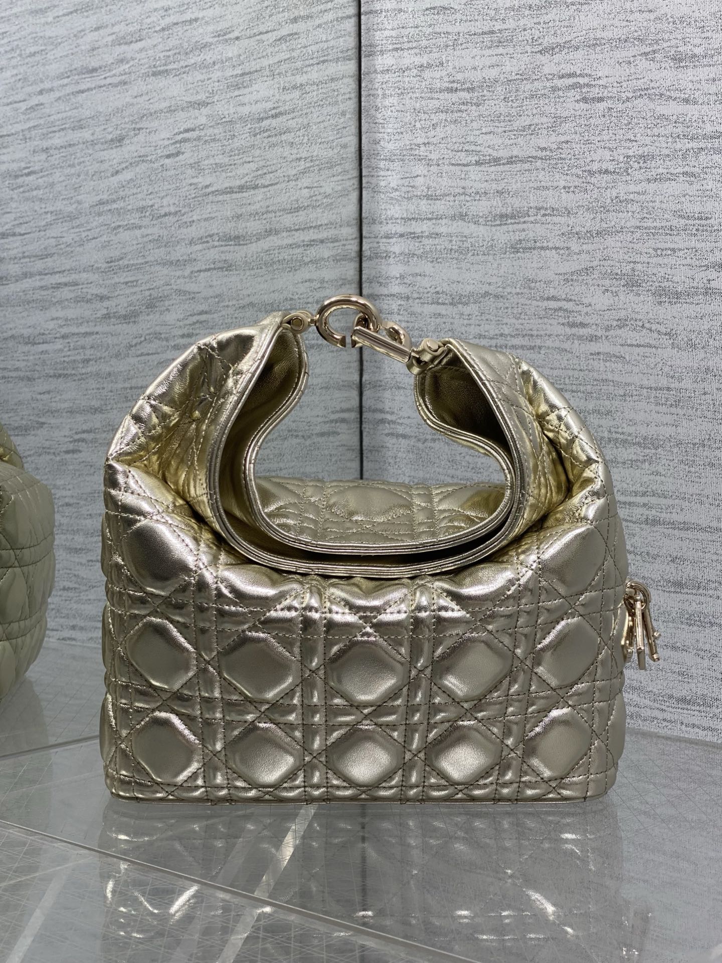 NO:939214,Small gold ready stock Dior Winter26 new Toujours Hobo comes with ingot lucky bag shape, which means smooth sailing. Iconic smile folded bag edge + classic cannage pattern lambskin/suede. Small | Wide leather shoulder strap, large capacity for commuting, casual and lazy. Mini | Thin metal chain, small and exquisite, full of date atmosphere. Side D.I.O.R lucky charm, light when walking, comes with good luck filter  There are many low-saturation and gentle colors, which can easily support all daily outfits. French style is relaxed and easy to hold. Small Size22.5*14*7.5cm, Crunchy bag, dior, sheepskin, chamois leather, Hermes,19860909小号金色现货 Dior Winter26全新Toujours Hobo 自带元宝福袋造型,寓意顺风顺水 标志性微笑翻折包沿+经典藤格纹小羊皮/麂皮 小号｜宽皮质肩带,通勤大容量,随性慵懒 迷你｜细金属链条,小巧精致,约会氛围感拉满 侧边D.I.O.R幸运吊饰,走路轻响自带好运滤镜 超多个低饱和温柔色系,不费力撑起所有日常穿搭 法式松弛 轻松拿捏 小号 Size22.5*14*7.5cm,Crunchy慵懒包,dior,sheepskin,chamois leather,Hermes,,Bag