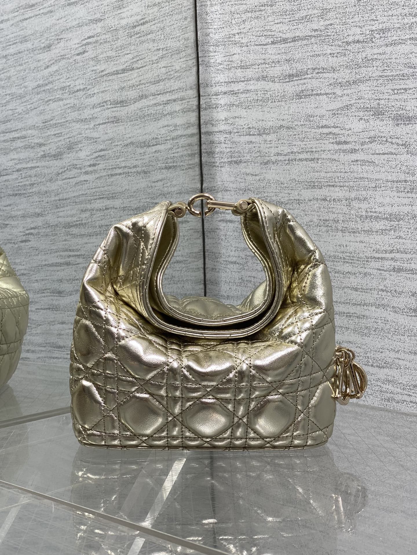 NO:939141,Mini golden ready-made Dior Winter26 new Toujours Hobo comes with an ingot lucky bag shape, which means smooth sailing. Iconic smile folded bag edge + classic cannage pattern lambskin/suede. Small｜wide leather shoulder strap, large capacity for commuting, casual and lazy. Mini｜thin metal chain, small and exquisite, full of date atmosphere. D.I.O.R lucky charm on the side, light when walking, comes with a good luck filter  There are many low-saturation and gentle colors, which can easily support all daily wear. French style is relaxed and easy to hold. Mini Size17.5*19*7cm, Crunchy bag, dior, sheepskin, chamois leather, Hermes,19860909迷你金色现货 Dior Winter26全新Toujours Hobo 自带元宝福袋造型,寓意顺风顺水 标志性微笑翻折包沿+经典藤格纹小羊皮/麂皮 小号｜宽皮质肩带,通勤大容量,随性慵懒 迷你｜细金属链条,小巧精致,约会氛围感拉满 侧边D.I.O.R幸运吊饰,走路轻响自带好运滤镜 超多个低饱和温柔色系,不费力撑起所有日常穿搭 法式松弛 轻松拿捏 迷你 Size17.5*19*7cm,Crunchy慵懒包,dior,sheepskin,chamois leather,Hermes,,Bag