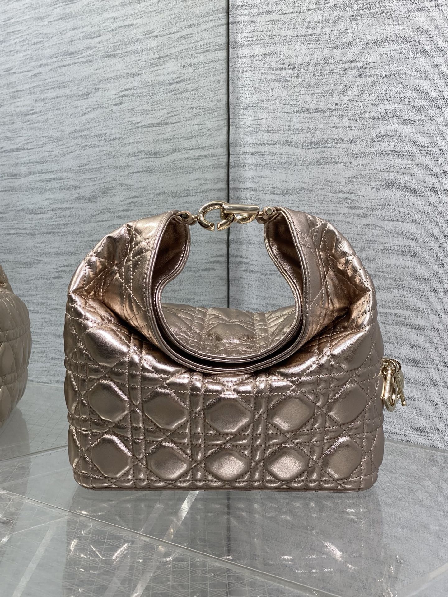 NO:939149,Small champagne gold ready Dior Winter26 new Toujours Hobo comes with ingot lucky bag shape, which means smooth sailing. Iconic smile folded bag edge + classic cannage pattern lambskin/suede. Small｜wide leather shoulder strap, large capacity for commuting, casual and lazy. Mini｜thin metal chain, compact and exquisite, full of date atmosphere. D.I.O.R lucky charm on the side, light when walking, comes with good luck filter  There are many low-saturation and gentle colors, which can easily support all daily outfits. French style is relaxed and easy to hold. Small Size22.5*14*7.5cm, Crunchy bag, dior, sheepskin, chamois leather, Hermes,19860909小号香槟金现货 Dior Winter26全新Toujours Hobo 自带元宝福袋造型,寓意顺风顺水 标志性微笑翻折包沿+经典藤格纹小羊皮/麂皮 小号｜宽皮质肩带,通勤大容量,随性慵懒 迷你｜细金属链条,小巧精致,约会氛围感拉满 侧边D.I.O.R幸运吊饰,走路轻响自带好运滤镜 超多个低饱和温柔色系,不费力撑起所有日常穿搭 法式松弛 轻松拿捏 小号 Size22.5*14*7.5cm,Crunchy慵懒包,dior,sheepskin,chamois leather,Hermes,,Bag