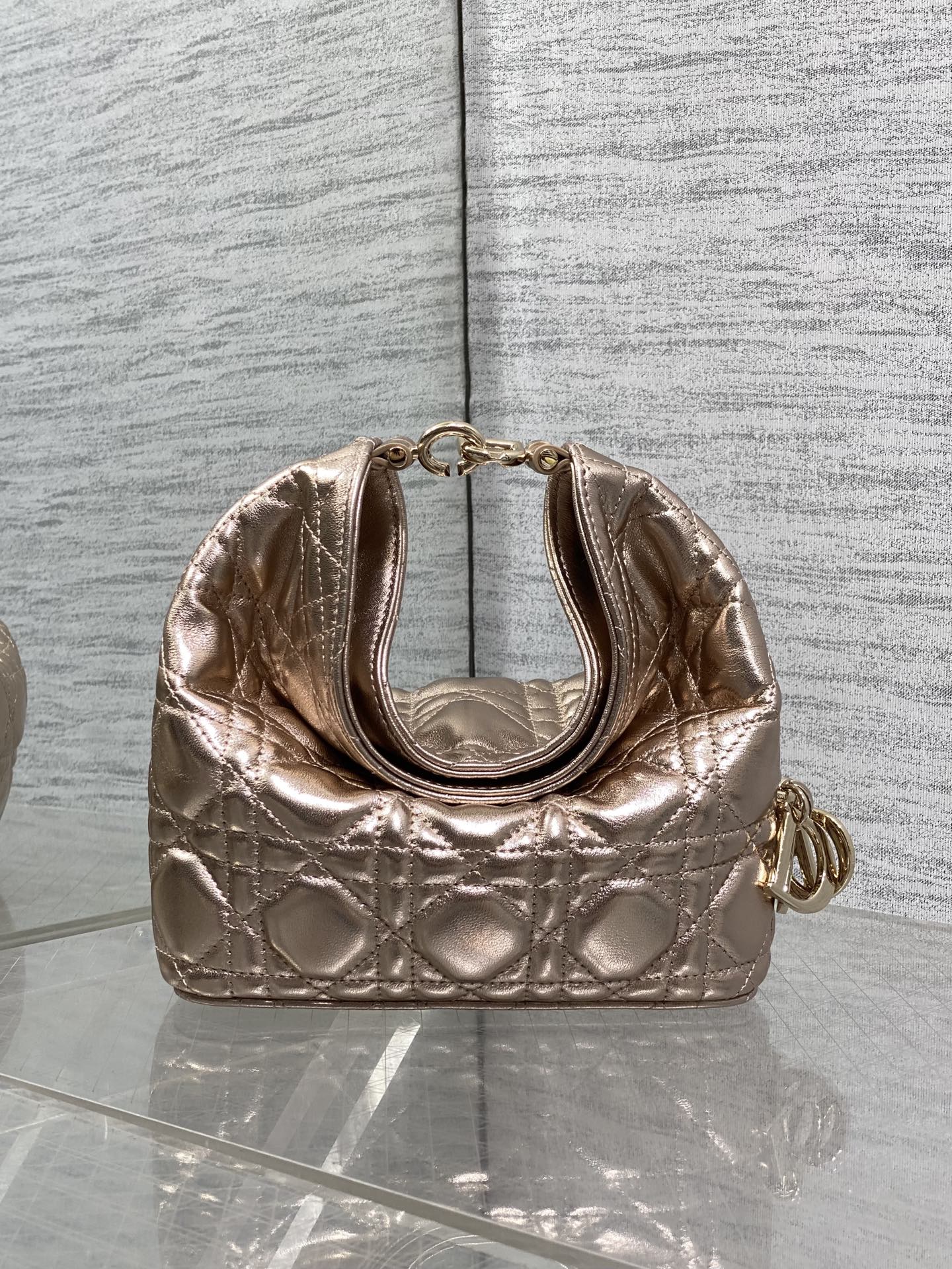 NO:939158,Mini champagne gold ready Dior Winter26 new Toujours Hobo comes with ingot lucky bag shape, which means smooth sailing. Iconic smile folded bag rim + classic cannage pattern lambskin/suede. Small｜wide leather shoulder strap, large capacity for commuting, casual and lazy. Mini｜thin metal chain, compact and exquisite, full of date atmosphere. D.I.O.R lucky charm on the side, light when walking, comes with good luck filter  There are many low-saturation and gentle colors, which can easily support all daily wear. French style is relaxed and easy to hold. Mini Size17.5*19*7cm, Crunchy bag, dior, sheepskin, chamois leather, Hermes,19860909迷你香槟金现货 Dior Winter26全新Toujours Hobo 自带元宝福袋造型,寓意顺风顺水 标志性微笑翻折包沿+经典藤格纹小羊皮/麂皮 小号｜宽皮质肩带,通勤大容量,随性慵懒 迷你｜细金属链条,小巧精致,约会氛围感拉满 侧边D.I.O.R幸运吊饰,走路轻响自带好运滤镜 超多个低饱和温柔色系,不费力撑起所有日常穿搭 法式松弛 轻松拿捏 迷你 Size17.5*19*7cm,Crunchy慵懒包,dior,sheepskin,chamois leather,Hermes,,Bag