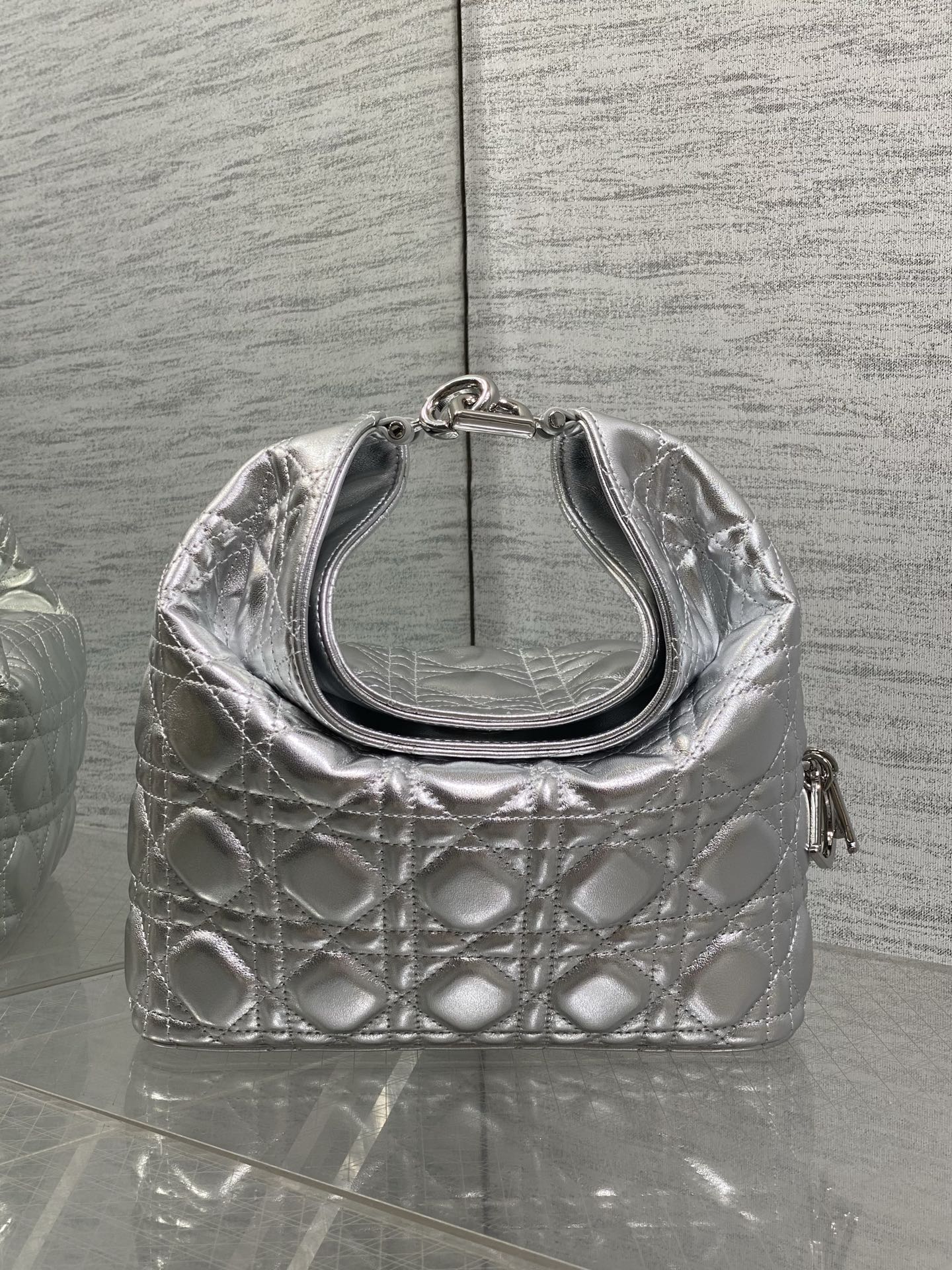 NO:939167,Small silver ready stock Dior Winter26 new Toujours Hobo comes with ingot lucky bag shape, which means smooth sailing. Iconic smile folded bag edge + classic cannage pattern lambskin/suede. Small | Wide leather shoulder strap, large capacity for commuting, casual and lazy. Mini | Thin metal chain, small and exquisite, full of date atmosphere. D.I.O.R lucky charm on the side, light when walking, comes with good luck filter  There are many low-saturation and gentle colors, which can easily support all daily outfits. French style is relaxed and easy to hold. Small Size22.5*14*7.5cm, Crunchy bag, dior, sheepskin, chamois leather, Hermes,19860909小号银色现货 Dior Winter26全新Toujours Hobo 自带元宝福袋造型,寓意顺风顺水 标志性微笑翻折包沿+经典藤格纹小羊皮/麂皮 小号｜宽皮质肩带,通勤大容量,随性慵懒 迷你｜细金属链条,小巧精致,约会氛围感拉满 侧边D.I.O.R幸运吊饰,走路轻响自带好运滤镜 超多个低饱和温柔色系,不费力撑起所有日常穿搭 法式松弛 轻松拿捏 小号 Size22.5*14*7.5cm,Crunchy慵懒包,dior,sheepskin,chamois leather,Hermes,,Bag