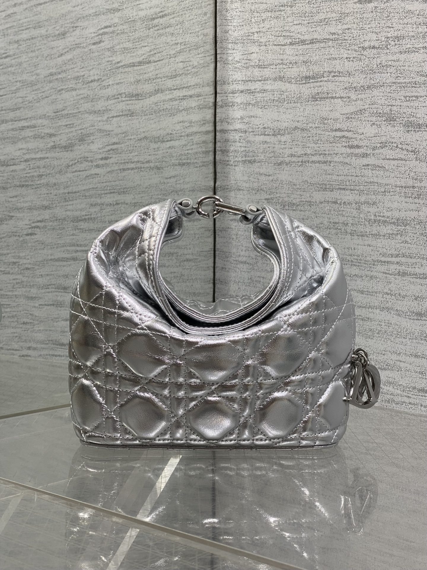 NO:939176,Mini silver ready stock Dior Winter26 new Toujours Hobo comes with ingot lucky bag shape, which means smooth sailing. Iconic smile folded bag rim + classic cannage pattern lambskin/suede. Small｜wide leather shoulder strap, large capacity for commuting, casual and lazy. Mini｜thin metal chain, small and exquisite, full of date atmosphere. D.I.O.R lucky charm on the side, light when walking, comes with good luck filter  There are many low-saturation and gentle colors, which can easily support all daily wear. French style is relaxed and easy to hold. Mini Size17.5*19*7cm, Crunchy bag, dior, sheepskin, chamois leather, Hermes,19860909迷你银色现货 Dior Winter26全新Toujours Hobo 自带元宝福袋造型,寓意顺风顺水 标志性微笑翻折包沿+经典藤格纹小羊皮/麂皮 小号｜宽皮质肩带,通勤大容量,随性慵懒 迷你｜细金属链条,小巧精致,约会氛围感拉满 侧边D.I.O.R幸运吊饰,走路轻响自带好运滤镜 超多个低饱和温柔色系,不费力撑起所有日常穿搭 法式松弛 轻松拿捏 迷你 Size17.5*19*7cm,Crunchy慵懒包,dior,sheepskin,chamois leather,Hermes,,Bag