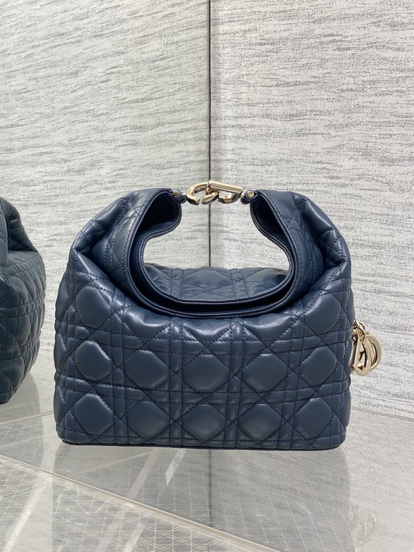 NO:939183,Small dark blue ready-made Dior Winter26 new Toujours Hobo comes with ingot lucky bag shape, which means smooth sailing. Iconic smile folded bag edge + classic cannage pattern lambskin/suede. Small｜wide leather shoulder strap, large capacity for commuting, casual and lazy. Mini｜thin metal chain, small and exquisite, full of date atmosphere. D.I.O.R lucky charm on the side, light when walking and comes with a good luck filter.  There are many low-saturation and gentle colors, which can easily support all daily outfits. French style is relaxed and easy to hold. Small Size22.5*14*7.5cm, Crunchy bag, dior, sheepskin, chamois leather, Hermes,19860909小号深蓝色现货 Dior Winter26全新Toujours Hobo 自带元宝福袋造型,寓意顺风顺水 标志性微笑翻折包沿+经典藤格纹小羊皮/麂皮 小号｜宽皮质肩带,通勤大容量,随性慵懒 迷你｜细金属链条,小巧精致,约会氛围感拉满 侧边D.I.O.R幸运吊饰,走路轻响自带好运滤镜 超多个低饱和温柔色系,不费力撑起所有日常穿搭 法式松弛 轻松拿捏 小号 Size22.5*14*7.5cm,Crunchy慵懒包,dior,sheepskin,chamois leather,Hermes,,Bag