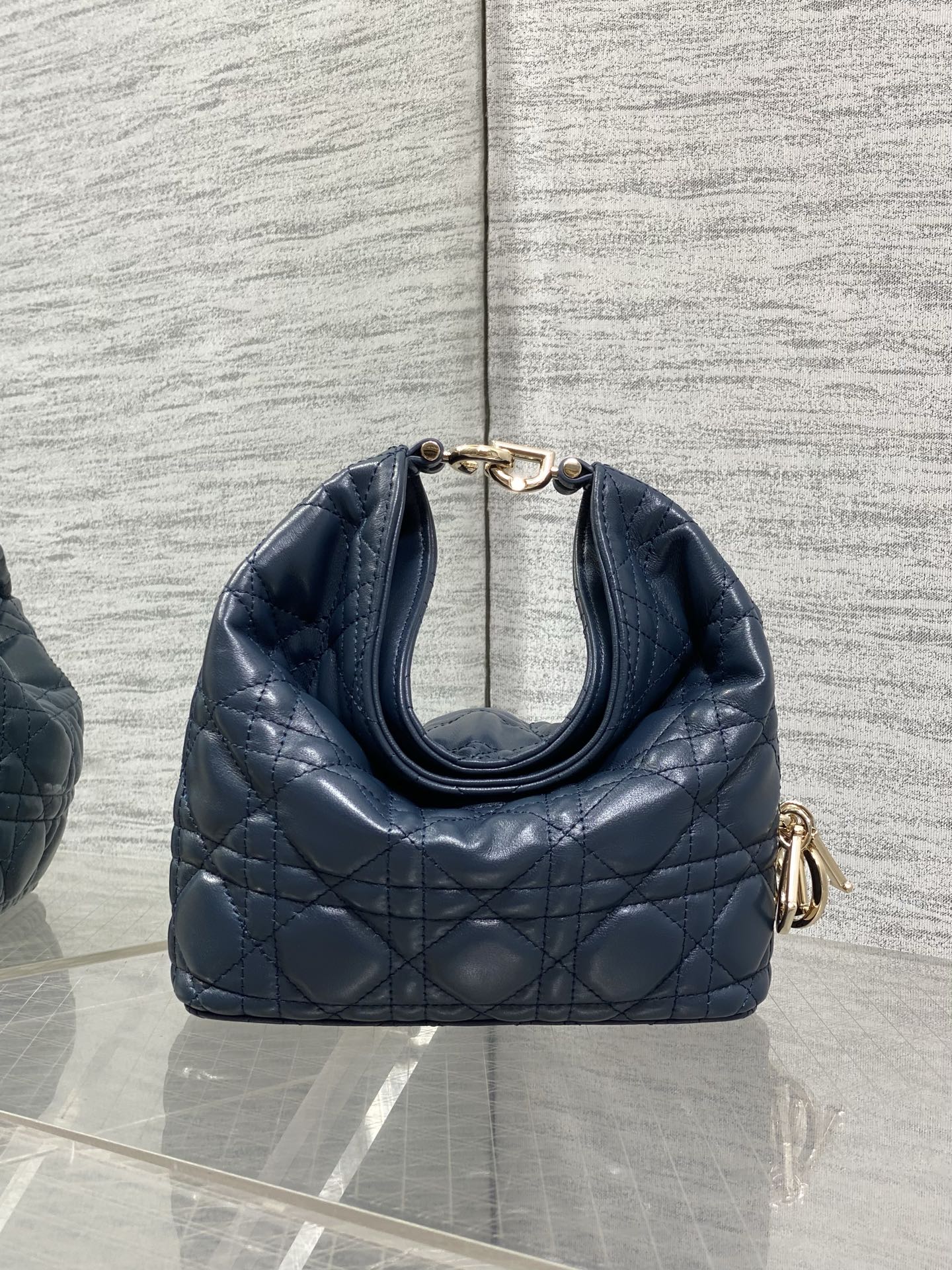 NO:939191,Mini dark blue ready-made Dior Winter26 new Toujours Hobo comes with ingot lucky bag shape, which means smooth sailing. Iconic smile folded bag rim + classic cannage pattern lambskin/suede. Small｜wide leather shoulder strap, large capacity for commuting, casual and lazy. Mini｜thin metal chain, compact and exquisite, full of date atmosphere. D.I.O.R lucky charm on the side, light when walking, comes with good luck filter  There are many low-saturation and gentle colors, which can easily support all daily wear. French style is relaxed and easy to hold. Mini Size17.5*19*7cm, Crunchy bag, dior, sheepskin, chamois leather, Hermes,19860909迷你深蓝色现货 Dior Winter26全新Toujours Hobo 自带元宝福袋造型,寓意顺风顺水 标志性微笑翻折包沿+经典藤格纹小羊皮/麂皮 小号｜宽皮质肩带,通勤大容量,随性慵懒 迷你｜细金属链条,小巧精致,约会氛围感拉满 侧边D.I.O.R幸运吊饰,走路轻响自带好运滤镜 超多个低饱和温柔色系,不费力撑起所有日常穿搭 法式松弛 轻松拿捏 迷你 Size17.5*19*7cm,Crunchy慵懒包,dior,sheepskin,chamois leather,Hermes,,Bag