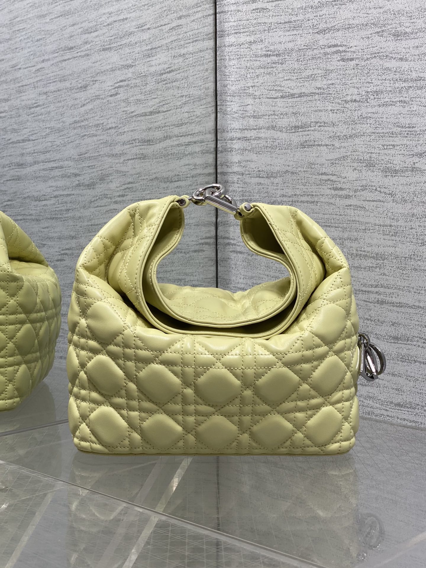 NO:939198,Small light yellow in stock Dior Winter26 new Toujours Hobo comes with ingot lucky bag shape, which means smooth sailing. Iconic smile folded bag rim + classic cannage pattern lambskin/suede. Small | Wide leather shoulder strap, large capacity for commuting, casual and lazy. Mini | Thin metal chain, small and exquisite, full of date atmosphere. D.I.O.R lucky charm on the side, light when walking, comes with good luck filter  There are many low-saturation and gentle colors, which can easily support all daily outfits. French style is relaxed and easy to hold. Small Size22.5*14*7.5cm, Crunchy bag, dior, sheepskin, chamois leather, Hermes,19860909小号淡黄色现货 Dior Winter26全新Toujours Hobo 自带元宝福袋造型,寓意顺风顺水 标志性微笑翻折包沿+经典藤格纹小羊皮/麂皮 小号｜宽皮质肩带,通勤大容量,随性慵懒 迷你｜细金属链条,小巧精致,约会氛围感拉满 侧边D.I.O.R幸运吊饰,走路轻响自带好运滤镜 超多个低饱和温柔色系,不费力撑起所有日常穿搭 法式松弛 轻松拿捏 小号 Size22.5*14*7.5cm,Crunchy慵懒包,dior,sheepskin,chamois leather,Hermes,,Bag