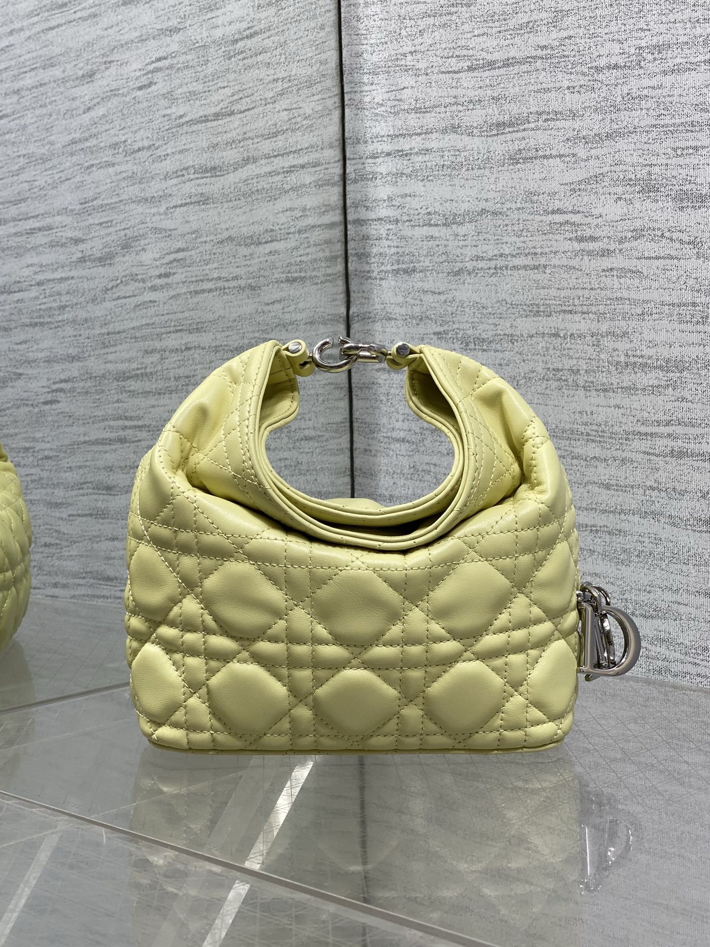 NO:939205,Mini light yellow in stock Dior Winter26 new Toujours Hobo comes with ingot lucky bag shape, which means smooth sailing. Iconic smile folded bag edge + classic cannage pattern lambskin/suede. Small｜Wide leather shoulder strap, large capacity for commuting, casual and lazy. Mini｜Thin metal chain, compact and exquisite, full of date atmosphere. D.I.O.R lucky charm on the side, light when walking, comes with good luck filter  There are many low-saturation and gentle colors, which can easily support all daily wear. French style is relaxed and easy to hold. Mini Size17.5*19*7cm, Crunchy bag, dior, sheepskin, chamois leather, Hermes,19860909迷你淡黄色现货 Dior Winter26全新Toujours Hobo 自带元宝福袋造型,寓意顺风顺水 标志性微笑翻折包沿+经典藤格纹小羊皮/麂皮 小号｜宽皮质肩带,通勤大容量,随性慵懒 迷你｜细金属链条,小巧精致,约会氛围感拉满 侧边D.I.O.R幸运吊饰,走路轻响自带好运滤镜 超多个低饱和温柔色系,不费力撑起所有日常穿搭 法式松弛 轻松拿捏 迷你 Size17.5*19*7cm,Crunchy慵懒包,dior,sheepskin,chamois leather,Hermes,,Bag