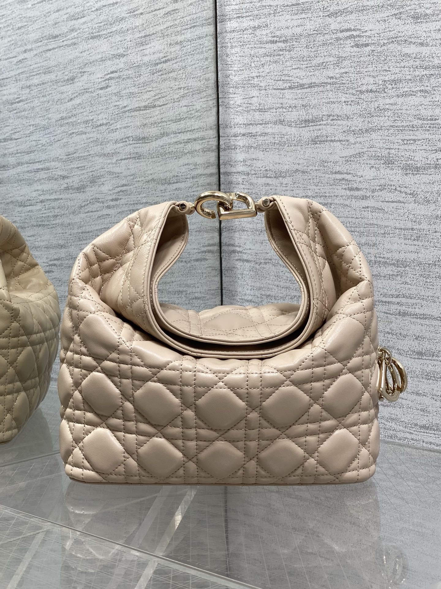 NO:939213,Small camel beige now in stock. Dior Winter26 new Toujours Hobo comes with ingot lucky bag shape, which means smooth sailing. Iconic folded bag edge with smile + classic cannage pattern lambskin/suede. Small｜wide leather shoulder strap, large capacity for commuting, casual and lazy. Mini｜thin metal chain, small and exquisite, full of date atmosphere. D.I.O.R lucky charm on the side, light when walking and comes with a good luck filter.  There are many low-saturation and gentle colors, which can easily support all daily outfits. French style is relaxed and easy to hold. Small Size22.5*14*7.5cm, Crunchy bag, dior, sheepskin, chamois leather, Hermes,19860909小号驼米色现货 Dior Winter26全新Toujours Hobo 自带元宝福袋造型,寓意顺风顺水 标志性微笑翻折包沿+经典藤格纹小羊皮/麂皮 小号｜宽皮质肩带,通勤大容量,随性慵懒 迷你｜细金属链条,小巧精致,约会氛围感拉满 侧边D.I.O.R幸运吊饰,走路轻响自带好运滤镜 超多个低饱和温柔色系,不费力撑起所有日常穿搭 法式松弛 轻松拿捏 小号 Size22.5*14*7.5cm,Crunchy慵懒包,dior,sheepskin,chamois leather,Hermes,,Bag