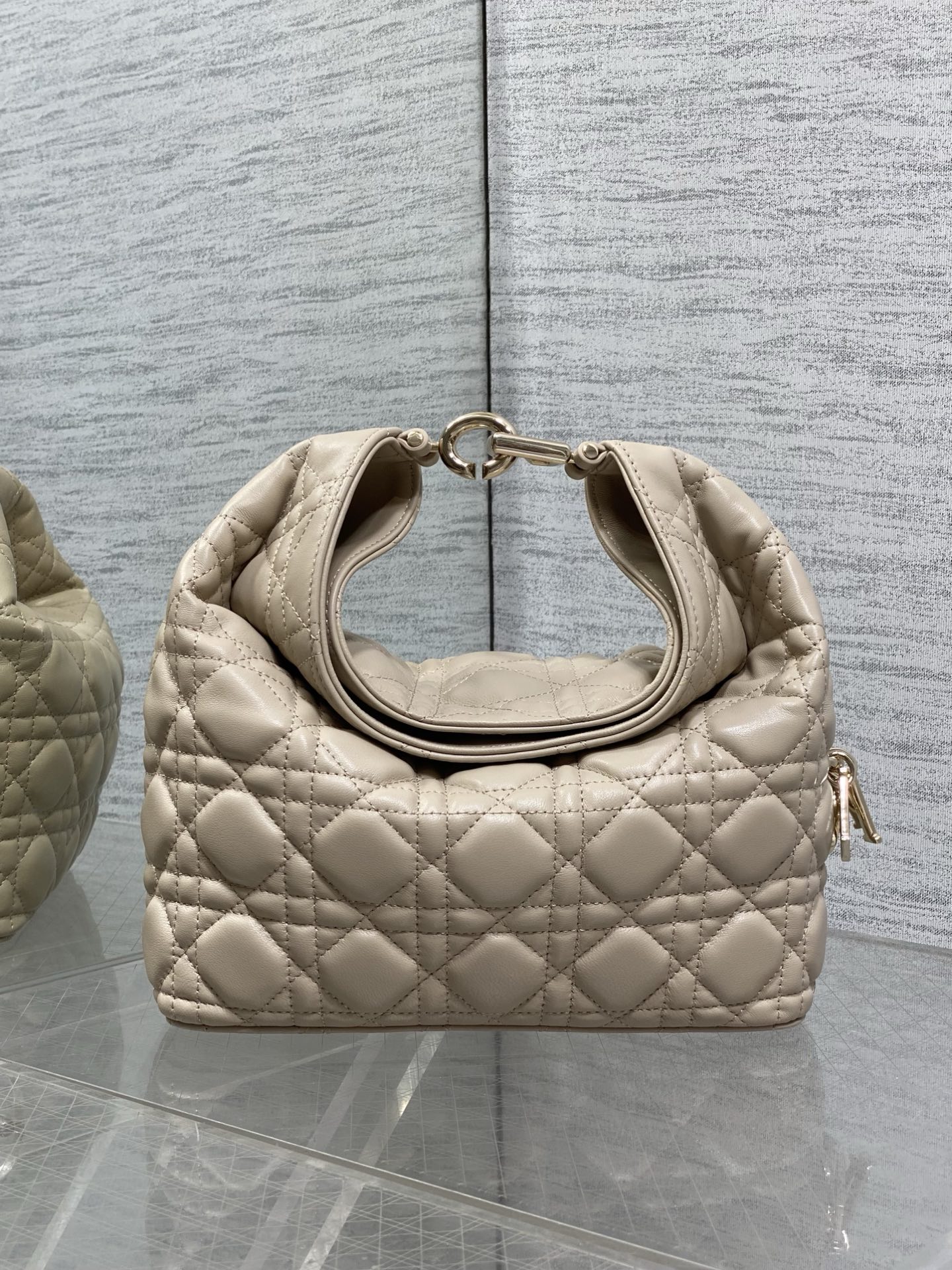 NO:939223,Small caramel rice in stock Dior Winter26 new Toujours Hobo comes with ingot lucky bag shape, which means smooth sailing. Iconic smile folded bag edge + classic cannage pattern lambskin/suede. Small｜wide leather shoulder strap, large capacity for commuting, casual and lazy. Mini｜thin metal chain, compact and exquisite, full of date atmosphere. Side D.I.O.R lucky charm, light when walking, comes with a good luck filter  There are many low-saturation and gentle colors, which can easily support all daily outfits. French style is relaxed and easy to hold. Small Size22.5*14*7.5cm, Crunchy bag, dior, sheepskin, chamois leather, Hermes,19860909小号焦糖米现货 Dior Winter26全新Toujours Hobo 自带元宝福袋造型,寓意顺风顺水 标志性微笑翻折包沿+经典藤格纹小羊皮/麂皮 小号｜宽皮质肩带,通勤大容量,随性慵懒 迷你｜细金属链条,小巧精致,约会氛围感拉满 侧边D.I.O.R幸运吊饰,走路轻响自带好运滤镜 超多个低饱和温柔色系,不费力撑起所有日常穿搭 法式松弛 轻松拿捏 小号 Size22.5*14*7.5cm,Crunchy慵懒包,dior,sheepskin,chamois leather,Hermes,,Bag