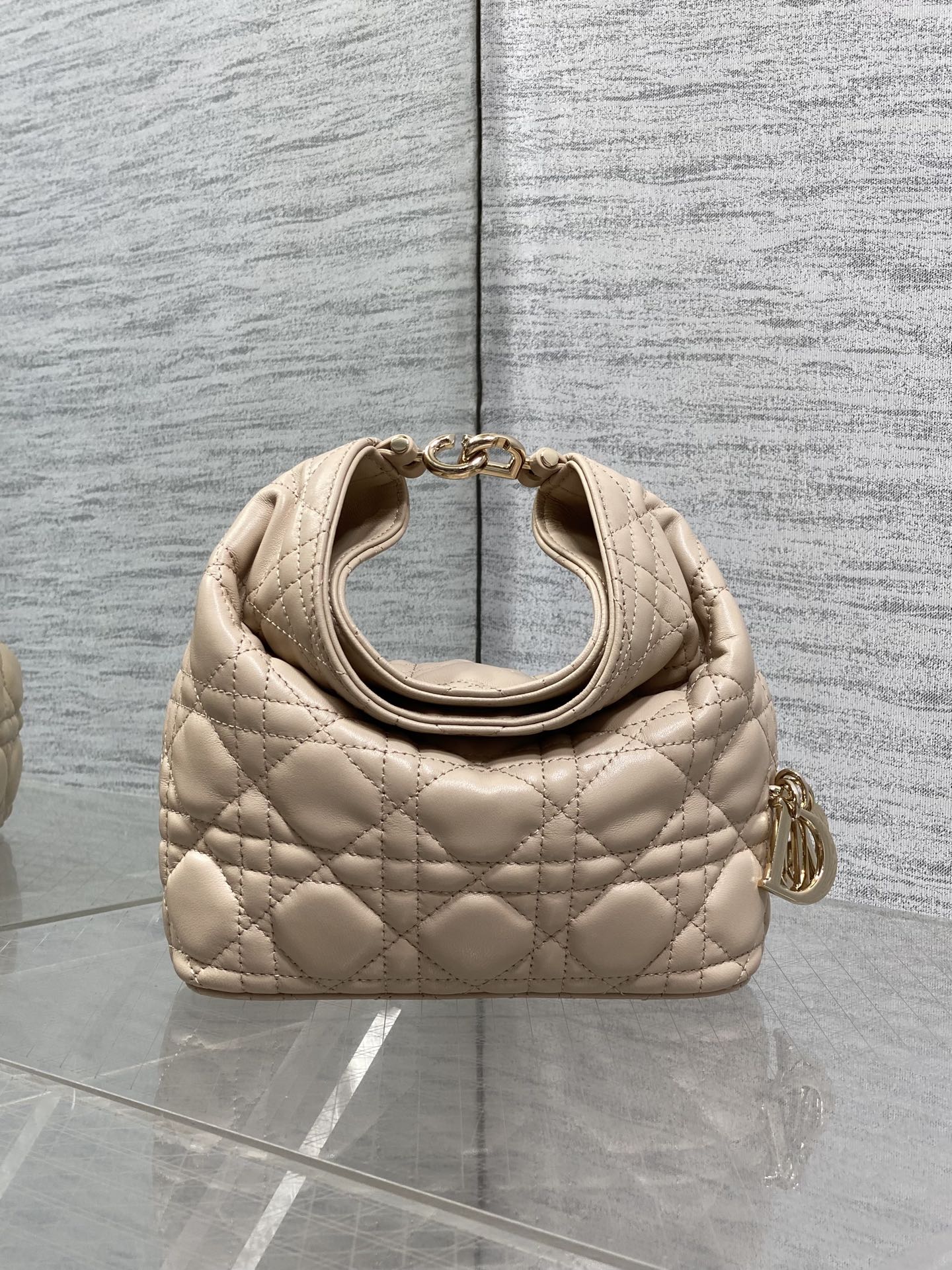 NO:939230,Mini caramel rice is in stock. Dior Winter26 new Toujours Hobo comes with an ingot lucky bag shape, which means smooth sailing. Iconic smile folded bag edge + classic cannage pattern lambskin/suede. Small｜wide leather shoulder strap, large capacity for commuting, casual and lazy. Mini｜thin metal chain, small and exquisite, full of date atmosphere. D.I.O.R lucky charm on the side, light when walking, comes with a good luck filter  There are many low-saturation and gentle colors, which can easily support all daily wear. French style is relaxed and easy to hold. Mini Size17.5*19*7cm, Crunchy bag, dior, sheepskin, chamois leather, Hermes,19860909迷你焦糖米现货 Dior Winter26全新Toujours Hobo 自带元宝福袋造型,寓意顺风顺水 标志性微笑翻折包沿+经典藤格纹小羊皮/麂皮 小号｜宽皮质肩带,通勤大容量,随性慵懒 迷你｜细金属链条,小巧精致,约会氛围感拉满 侧边D.I.O.R幸运吊饰,走路轻响自带好运滤镜 超多个低饱和温柔色系,不费力撑起所有日常穿搭 法式松弛 轻松拿捏 迷你 Size17.5*19*7cm,Crunchy慵懒包,dior,sheepskin,chamois leather,Hermes,,Bag