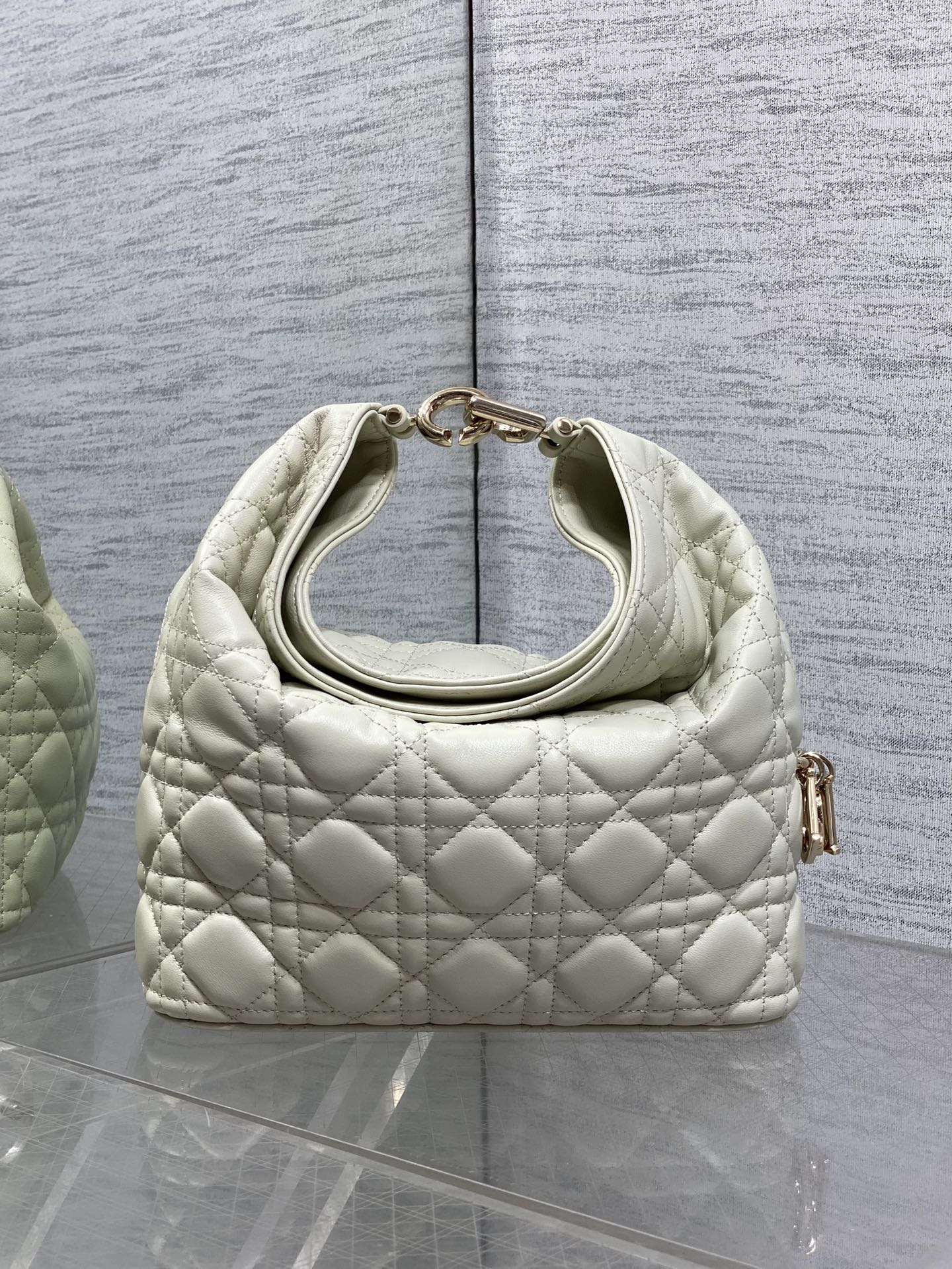 NO:939237,Small light green in stock Dior Winter26 new Toujours Hobo comes with ingot lucky bag shape, which means smooth sailing. Iconic folded bag edge with smile + classic cannage pattern lambskin/suede. Small | Wide leather shoulder strap, large capacity for commuting, casual and lazy. Mini | Thin metal chain, small and exquisite, full of date atmosphere. Side D.I.O.R lucky charm, light when walking, comes with good luck filter  There are many low-saturation and gentle colors, which can easily support all daily outfits. French style is relaxed and easy to hold. Small Size22.5*14*7.5cm, Crunchy bag, dior, sheepskin, chamois leather, Hermes,19860909小号淡绿色现货 Dior Winter26全新Toujours Hobo 自带元宝福袋造型,寓意顺风顺水 标志性微笑翻折包沿+经典藤格纹小羊皮/麂皮 小号｜宽皮质肩带,通勤大容量,随性慵懒 迷你｜细金属链条,小巧精致,约会氛围感拉满 侧边D.I.O.R幸运吊饰,走路轻响自带好运滤镜 超多个低饱和温柔色系,不费力撑起所有日常穿搭 法式松弛 轻松拿捏 小号 Size22.5*14*7.5cm,Crunchy慵懒包,dior,sheepskin,chamois leather,Hermes,,Bag