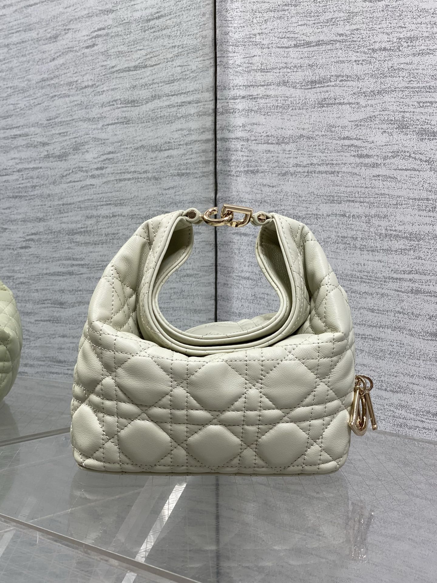 NO:939245,Mini light green ready-made Dior Winter26 new Toujours Hobo comes with ingot lucky bag shape, which means smooth sailing. Iconic smile folded bag edge + classic cannage pattern lambskin/suede. Small | Wide leather shoulder strap, large capacity for commuting, casual and lazy. Mini | Thin metal chain, small and exquisite, full of date atmosphere. Side D.I.O.R lucky charm, light when walking, comes with good luck filter  There are many low-saturation and gentle colors, which can easily support all daily wear. French style is relaxed and easy to hold. Mini Size17.5*19*7cm, Crunchy bag, dior, sheepskin, chamois leather, Hermes,19860909迷你淡绿色现货 Dior Winter26全新Toujours Hobo 自带元宝福袋造型,寓意顺风顺水 标志性微笑翻折包沿+经典藤格纹小羊皮/麂皮 小号｜宽皮质肩带,通勤大容量,随性慵懒 迷你｜细金属链条,小巧精致,约会氛围感拉满 侧边D.I.O.R幸运吊饰,走路轻响自带好运滤镜 超多个低饱和温柔色系,不费力撑起所有日常穿搭 法式松弛 轻松拿捏 迷你 Size17.5*19*7cm,Crunchy慵懒包,dior,sheepskin,chamois leather,Hermes,,Bag