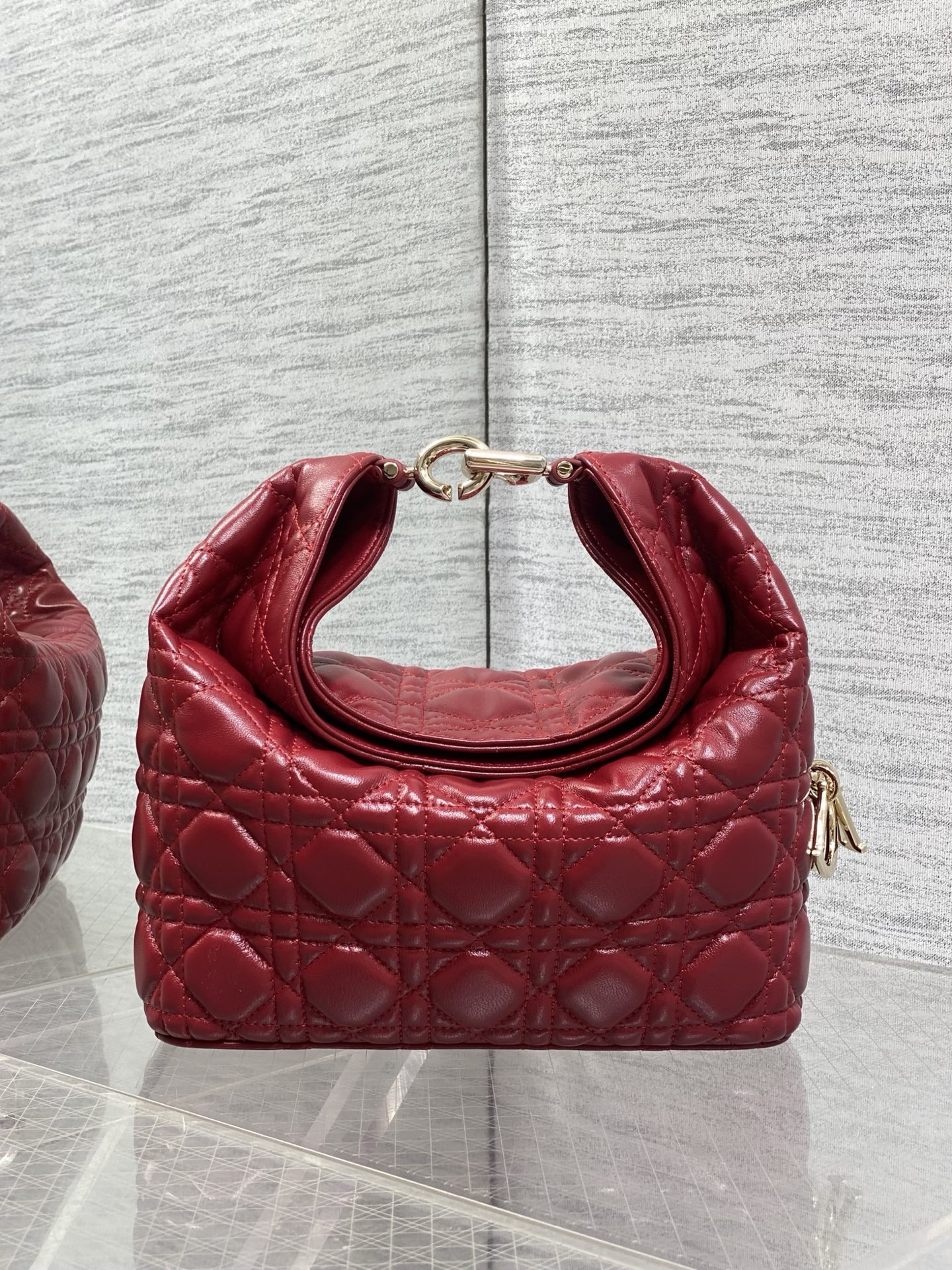 NO:939253,Small cherry red in stock Dior Winter26 new Toujours Hobo comes with ingot lucky bag shape, which means smooth sailing. Iconic smile folded bag rim + classic cannage pattern lambskin/suede Small | wide leather shoulder strap, large capacity for commuting, casual and lazy Mini | thin metal chain, small and exquisite, full of date atmosphere D.I.O.R lucky charm on the side, light when walking, comes with a good luck filter  There are many low-saturation and gentle colors, which can easily support all daily outfits. French style is relaxed and easy to hold. Small Size22.5*14*7.5cm, Crunchy bag, dior, sheepskin, chamois leather, Hermes,19860909小号樱桃红现货 Dior Winter26全新Toujours Hobo 自带元宝福袋造型,寓意顺风顺水 标志性微笑翻折包沿+经典藤格纹小羊皮/麂皮 小号｜宽皮质肩带,通勤大容量,随性慵懒 迷你｜细金属链条,小巧精致,约会氛围感拉满 侧边D.I.O.R幸运吊饰,走路轻响自带好运滤镜 超多个低饱和温柔色系,不费力撑起所有日常穿搭 法式松弛 轻松拿捏 小号 Size22.5*14*7.5cm,Crunchy慵懒包,dior,sheepskin,chamois leather,Hermes,,Bag