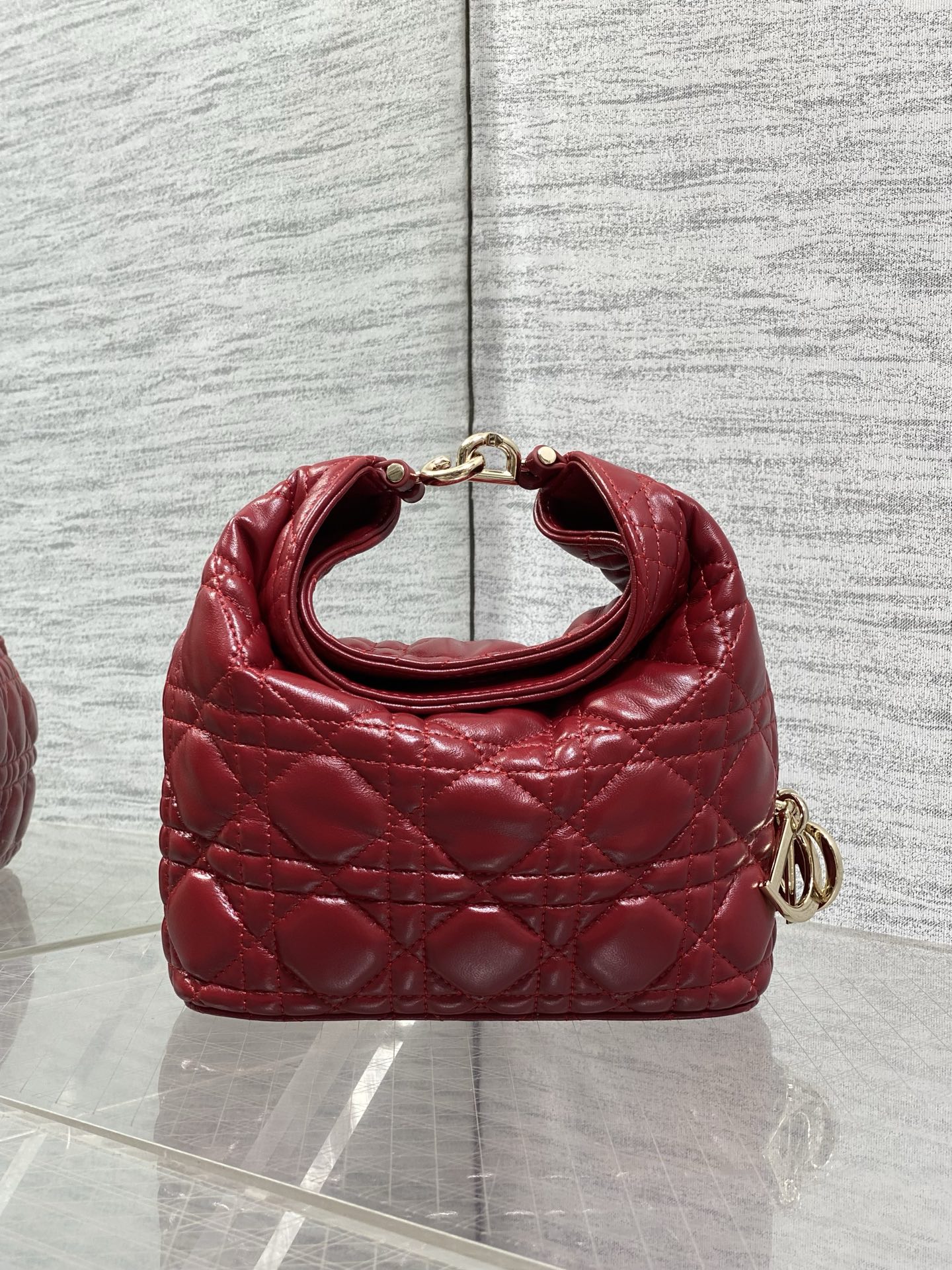NO:939262,Mini cherry red in stock Dior Winter26 new Toujours Hobo comes with ingot lucky bag shape, which means smooth sailing. Iconic folded bag edge with smile + classic cannage pattern lambskin/suede. Small｜wide leather shoulder strap, large capacity for commuting, casual and lazy. Mini｜thin metal chain, compact and exquisite, full of date atmosphere. Side D.I.O.R lucky charm, light when walking, comes with good luck filter  There are many low-saturation and gentle colors, which can easily support all daily wear. French style is relaxed and easy to hold. Mini Size17.5*19*7cm, Crunchy bag, dior, sheepskin, chamois leather, Hermes,19860909迷你樱桃红现货 Dior Winter26全新Toujours Hobo 自带元宝福袋造型,寓意顺风顺水 标志性微笑翻折包沿+经典藤格纹小羊皮/麂皮 小号｜宽皮质肩带,通勤大容量,随性慵懒 迷你｜细金属链条,小巧精致,约会氛围感拉满 侧边D.I.O.R幸运吊饰,走路轻响自带好运滤镜 超多个低饱和温柔色系,不费力撑起所有日常穿搭 法式松弛 轻松拿捏 迷你 Size17.5*19*7cm,Crunchy慵懒包,dior,sheepskin,chamois leather,Hermes,,Bag