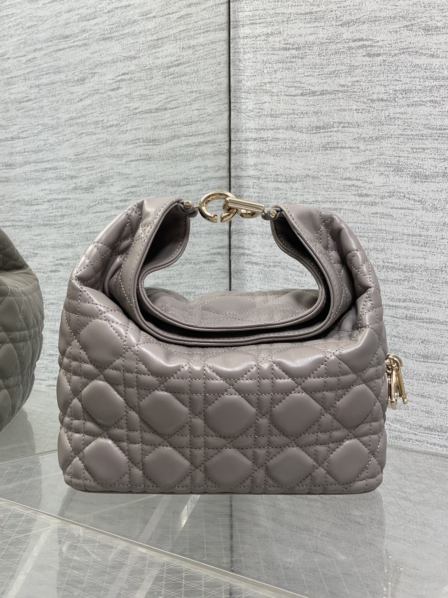 NO:939270,Small light gray in stock. Dior Winter26 new Toujours Hobo comes with ingot lucky bag shape, which means smooth sailing. Iconic smile folded bag edge + classic cannage pattern lambskin/suede. Small｜wide leather shoulder strap, large capacity for commuting, casual and lazy. Mini｜thin metal chain, small and exquisite, full of date atmosphere. D.I.O.R lucky charm on the side, light when walking and comes with a good luck filter.  There are many low-saturation and gentle colors, which can easily support all daily outfits. French style is relaxed and easy to hold. Small Size22.5*14*7.5cm, Crunchy bag, dior, sheepskin, chamois leather, Hermes,19860909小号浅灰现货 Dior Winter26全新Toujours Hobo 自带元宝福袋造型,寓意顺风顺水 标志性微笑翻折包沿+经典藤格纹小羊皮/麂皮 小号｜宽皮质肩带,通勤大容量,随性慵懒 迷你｜细金属链条,小巧精致,约会氛围感拉满 侧边D.I.O.R幸运吊饰,走路轻响自带好运滤镜 超多个低饱和温柔色系,不费力撑起所有日常穿搭 法式松弛 轻松拿捏 小号 Size22.5*14*7.5cm,Crunchy慵懒包,dior,sheepskin,chamois leather,Hermes,,Bag
