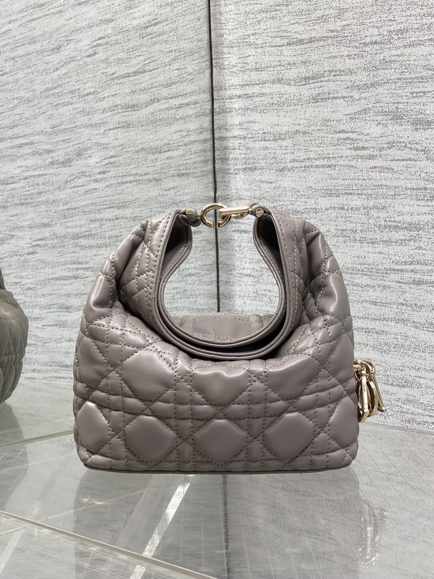 NO:939278,Mini light gray in stock Dior Winter26 new Toujours Hobo comes with ingot lucky bag shape, which means smooth sailing. Iconic smile folded bag rim + classic cannage pattern lambskin/suede. Small｜wide leather shoulder strap, large capacity for commuting, casual and lazy. Mini｜thin metal chain, compact and exquisite, full of date atmosphere. D.I.O.R lucky charm on the side, light when walking, comes with good luck filter  There are many low-saturation and gentle colors, which can easily support all daily wear. French style is relaxed and easy to hold. Mini Size17.5*19*7cm, Crunchy bag, dior, sheepskin, chamois leather, Hermes,19860909迷你浅灰现货 Dior Winter26全新Toujours Hobo 自带元宝福袋造型,寓意顺风顺水 标志性微笑翻折包沿+经典藤格纹小羊皮/麂皮 小号｜宽皮质肩带,通勤大容量,随性慵懒 迷你｜细金属链条,小巧精致,约会氛围感拉满 侧边D.I.O.R幸运吊饰,走路轻响自带好运滤镜 超多个低饱和温柔色系,不费力撑起所有日常穿搭 法式松弛 轻松拿捏 迷你 Size17.5*19*7cm,Crunchy慵懒包,dior,sheepskin,chamois leather,Hermes,,Bag