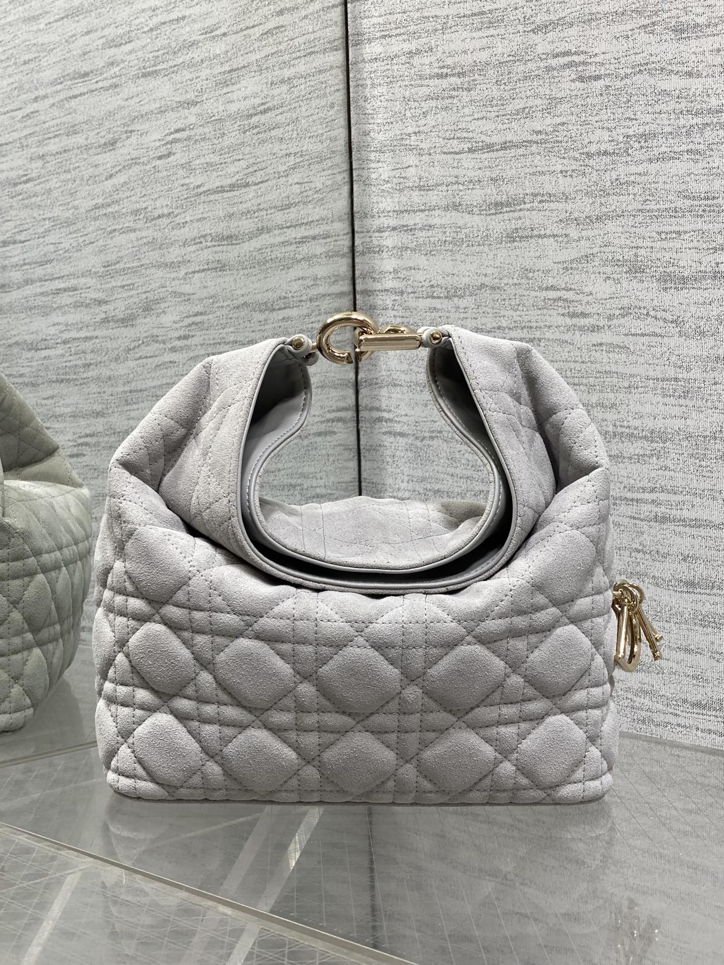 NO:939285,Small light gray velvet is in stock. Dior Winter26 new Toujours Hobo comes with an ingot lucky bag shape, which means smooth sailing. Iconic smile folded bag edge + classic cannage pattern lambskin/suede. Small｜wide leather shoulder strap, large capacity for commuting, casual and lazy. Mini｜thin metal chain, small and exquisite, full of date atmosphere. D.I.O.R lucky charm on the side, light when walking and comes with a good luck filter.  There are many low-saturation and gentle colors, which can easily support all daily outfits. French style is relaxed and easy to hold. Small Size22.5*14*7.5cm, Crunchy bag, dior, sheepskin, chamois leather, Hermes,19860909小号浅灰绒现货 Dior Winter26全新Toujours Hobo 自带元宝福袋造型,寓意顺风顺水 标志性微笑翻折包沿+经典藤格纹小羊皮/麂皮 小号｜宽皮质肩带,通勤大容量,随性慵懒 迷你｜细金属链条,小巧精致,约会氛围感拉满 侧边D.I.O.R幸运吊饰,走路轻响自带好运滤镜 超多个低饱和温柔色系,不费力撑起所有日常穿搭 法式松弛 轻松拿捏 小号 Size22.5*14*7.5cm,Crunchy慵懒包,dior,sheepskin,chamois leather,Hermes,,Bag