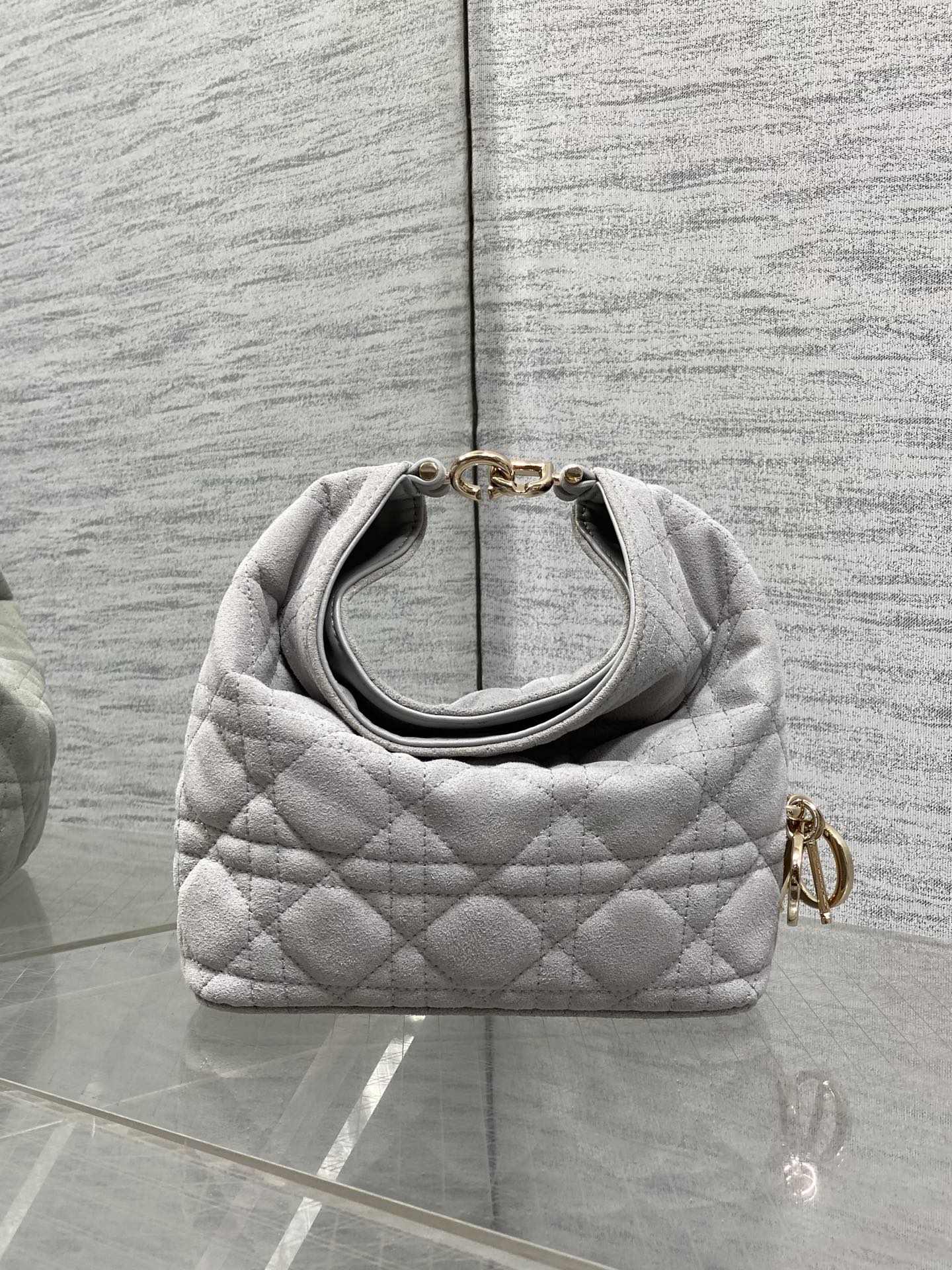 NO:939220,Mini light gray velvet is in stock. Dior Winter26 new Toujours Hobo comes with ingot lucky bag shape, which means smooth sailing. Iconic smile folded bag edge + classic cannage pattern lambskin/suede. Small｜wide leather shoulder strap, large capacity for commuting, casual and lazy. Mini｜thin metal chain, small and exquisite, full of date atmosphere. D.I.O.R lucky charm on the side, light when walking, comes with good luck filter  There are many low-saturation and gentle colors, which can easily support all daily wear. French style is relaxed and easy to hold. Mini Size17.5*19*7cm, Crunchy bag, dior, sheepskin, chamois leather, Hermes,19860909迷你浅灰绒现货 Dior Winter26全新Toujours Hobo 自带元宝福袋造型,寓意顺风顺水 标志性微笑翻折包沿+经典藤格纹小羊皮/麂皮 小号｜宽皮质肩带,通勤大容量,随性慵懒 迷你｜细金属链条,小巧精致,约会氛围感拉满 侧边D.I.O.R幸运吊饰,走路轻响自带好运滤镜 超多个低饱和温柔色系,不费力撑起所有日常穿搭 法式松弛 轻松拿捏 迷你 Size17.5*19*7cm,Crunchy慵懒包,dior,sheepskin,chamois leather,Hermes,,Bag